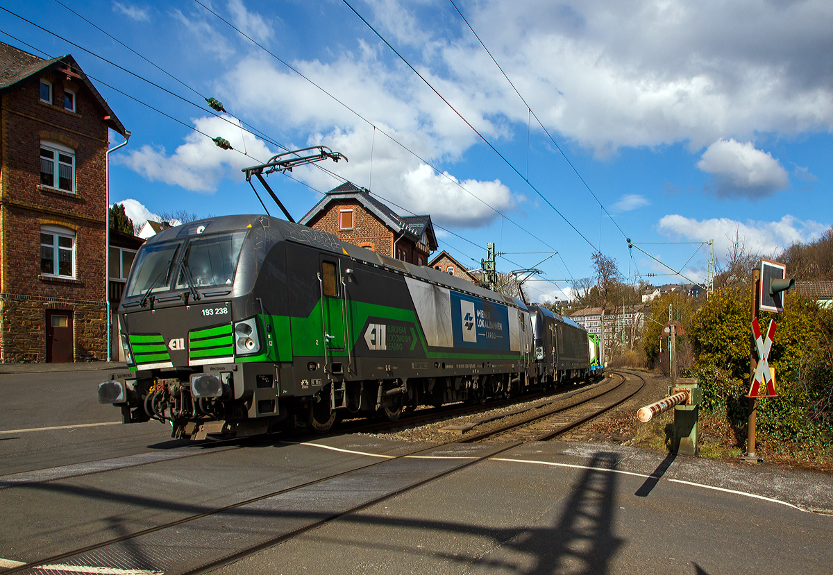 In Doppeltraktion die WLC - Wiener Lokalbahnen Cargo vermieteten 193 239 (91 80 6193 238-3 D-ELOC) und 193 651/ X4 E – 651(91 80 6193 651-7 D-DISPO) fahren am 19.03.2021 mit einem KLV-Zug durch Kirchen (Sieg) in Richtung K�ln.

Vorne ist die 193 239 eine Siemens Vectron AC des Lokvermieters ELL - European Locomotive Leasing, dahinter die 193 651/ X4 E-651 des Lokvermieters MRCE - Mitsui Rail Capital Europe GmbH.

