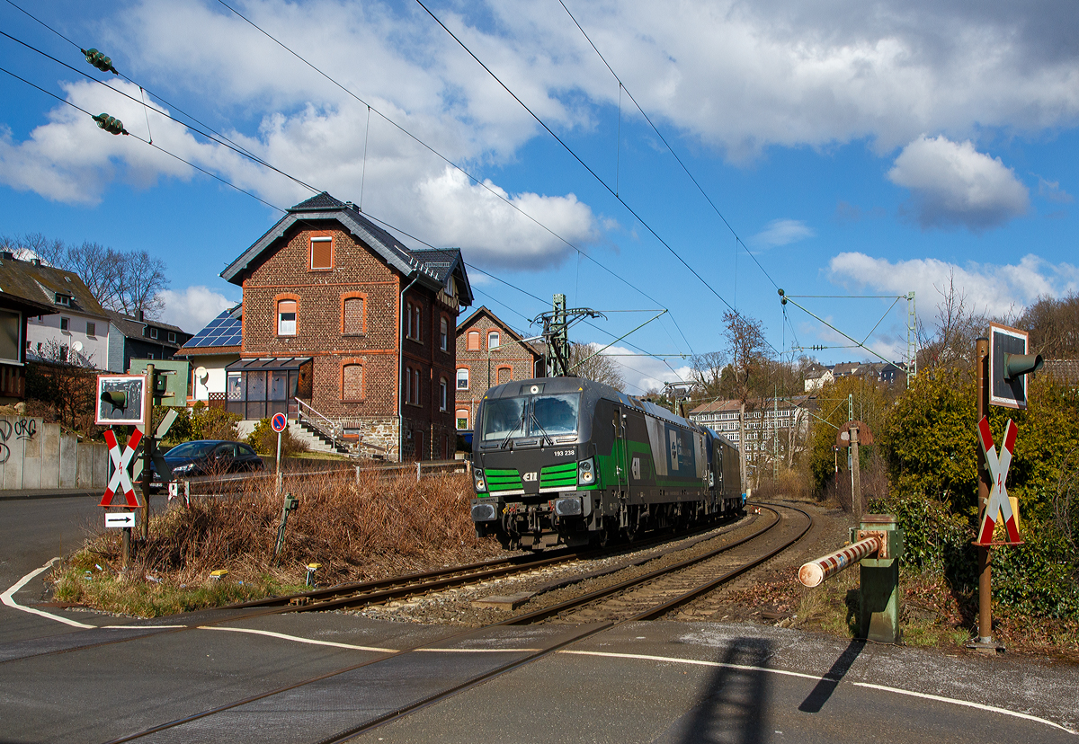 In Doppeltraktion die WLC - Wiener Lokalbahnen Cargo vermieteten 193 239 (91 80 6193 238-3 D-ELOC) und 193 651/ X4 E – 651(91 80 6193 651-7 D-DISPO) fahren am 19.03.2021 mit einem KLV-Zug durch Kirchen (Sieg) in Richtung K�ln.

Vorne ist die 193 239 eine Siemens Vectron AC des Lokvermieters ELL - European Locomotive Leasing, dahinter die 193 651/ X4 E-651 des Lokvermieters MRCE - Mitsui Rail Capital Europe GmbH.
