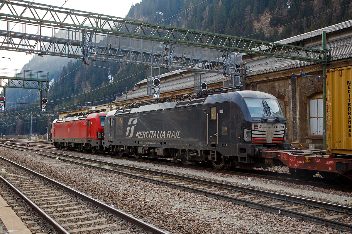 In Doppeltraktion, wobei gerade mit gesenkten Stromabnehmern ausrollend, haben zwei Siemens Vectron MS mit einem KLV-Zug, aus �sterreich kommend, den Bahnhof Brenner (Stazione di Brennero) erreicht. Vorne die 193 311 (91 80 6193 311-8 D-DB) der DB Cargo und dahinter die an die Mercitalia Rail S.r.l. vermietete X4 E – 704 / 193 704 (91 80 6193 704-4 D-DISPO) der MRCE Dispolok GmbH (M�nchen). Nach den Formalit�ten und dem Wechsel vom Lokf�hrer, werden sp�ter die Stromabnehmer (f�r 3 kV DC), nun unter dem italienischen 3 kV Gleichstrom, angehoben und die weitere Fahrt in Italien kann fortgesetzt werden.

Beide Siemens Vectron MS wurde 2018 von Siemens in M�nchen-Allach gebaut, die DB 193 311 unter der Fabriknummer 22452 und die MRCE 193 704 unter der Fabriknummer 22388. Diese Vectron Lokomotiven sind als MS – Lokomotive (Multisystem-Variante) mit 6.400 kW konzipiert und zugelassen f�r Deutschland, �sterreich, Schweiz, Italien und Niederlande (D/A/CH/I/NL), Die DB Vectron ist f�r eine H�chstgeschwindigkeit von 200 km/h und die MRCE Vectron ist f�r eine H�chstgeschwindigkeit von160 km/h zugelassen.
