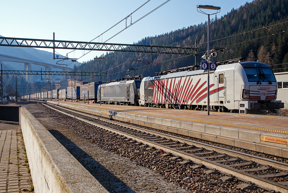 In Doppeltraktion ziehen die Siemens Vectron MS 193 776 (91 80 6193 776-2 D-LM) der Lokomotion und die an die vermietete Lokomotion Siemens ES64F4 -024 bzw. LZB 189 924-4 (91 80 6189 924-4 D-DISPO Class 189-VD) der MRCE Dispolok am 27.03.2022, einen Paneuropa-KLV-Zug (Verona – Hamburg), durch den Bahnhof Gossensaß/Colle Isarco in Richtung Brenner/Brennero.

Die Siemens Vectron MS wurde 2017 von Siemens Mobilitiy in München-Allach unter der Fabriknummer 22213 gebaut und an die Lokomotion Gesellschaft für Schienentraktion mbH (Lokomotion Rail). Sie hat die Zulassungen für Deutschland, Österreich und Italien. Hier trägt sie die Beschriftung und Farbgebung italienischen RTC-  Rail Traction Company SpA, die mit 30% an Lokomotion beteiligt ist.

Die ES64F4 -024 der MRCE Dispolok GmbH wurde 2006 von Siemens Mobilitiy in München-Allach unter der Fabriknummer 21237 gebaut. Sie ist in der Variante D ausgeführt und hat so die Zulassungen für Deutschland, Österreich, Italien, Slowenien und Kroatien. 

Die Lokomotion Gesellschaft für Schienentraktion mbH (Lokomotion Rail) ist ein privates Eisenbahnverkehrsunternehmen mit Sitz in München. Das im Jahr 2000 gegründete Unternehmen übernimmt internationale Verkehrsleistungen von und nach Deutschland, Österreich und Italien. Die zwei großen Drehkreuze des Unternehmens befinden sich in München und Verona. An der Lokomotion GmbH sind die DB Cargo AG mit 30%, Brenner Schienentransport AG mit 20%, Kombiverkehr GmbH & Co. KG mit 20% und die Rail Traction Company SpA mit 30% beteiligt.