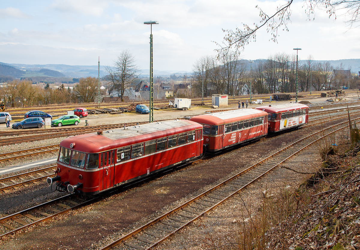 
In der Farbversion:
Die Brexbachtalbahn e.V. machte am 13.03.2016 eine Gro�e Westerwaldrundfahrt (Siershahn – Altenkirchen – Hachenburg – Westerburg – Limburg – Montabaur – Siershahn) mit dem Schienenbus der Baureihe VT798. Hier beim Halt in Westerburg, die Fahrg�ste waren zu Besuch im Eisenbahnmuseum.

Die Schienenbusgarnitur bestand (von rechts nach links) aus:
Dem VT 798 818-1 (98 80 0798 818-1 D-PBE), eingestellt von der Pfalzbahn Eisenbahnbetriebsgesellschaft mbH (Eigent�mer DB Museum, N�rnberg), ex DB VT 98 9818, Eigent�mer ist das DB Museum, N�rnberg. Der Verbrennungstriebwagen wurde 1962 von MAN unter der Fabriknummer 146600 gebaut.

Dem Beiwagen VB 998 250-5 (95 80 0998 250-4 D-PBE) der Pfalzbahn Eisenbahnbetriebsgesellschaft mbH, ex DB VB 98 2250. Der Beiwagen ist ein echter Uerdinger, er wurde 1960 von der Waggonfabrik Uerdingen AG in Krefeld-Uerdingen unter der Fabriknummer 66957 gebaut.

Dem Steuerwagen VS 998 880-9 (95 80 0998 880-8 D-OEF) der Oberhessische Eisenbahnfreunde, DB VS 98 280. Der Steuerwagen wurde 1959 von Waggon- und Maschinenbau GmbH, Donauw�rth (WMD) unter der Fabriknummer 1412 gebaut.

Der Motorwagen (VT = Verbrennungstriebwagen) wird von zwei Diesel-Unterflurmotoren des Typs B�ssing U 10 der B�ssing AG, mit einer Leistung von  je 110 kW (150 PS) angetrieben. Die Leistungs�bertagung erfolgt �ber ZF Sechs-Gang-Getriebe mechanisch auf die Achsen.

Die einzelnen Wagen haben im Laufe ihres Betriebslebens zahllose unterschiedliche Nebenbahnen befahren haben, von denen heute teilweise allenfalls noch ein Bahndamm auszumachen ist.