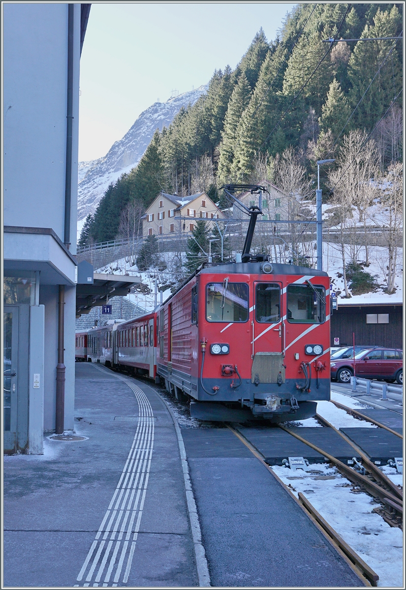 In Göschenen wartet ein MGB De 4/4 mit seinem Pendelzug auf die Abfahrt in Richtung Andermatt. 

21. Jan. 2025