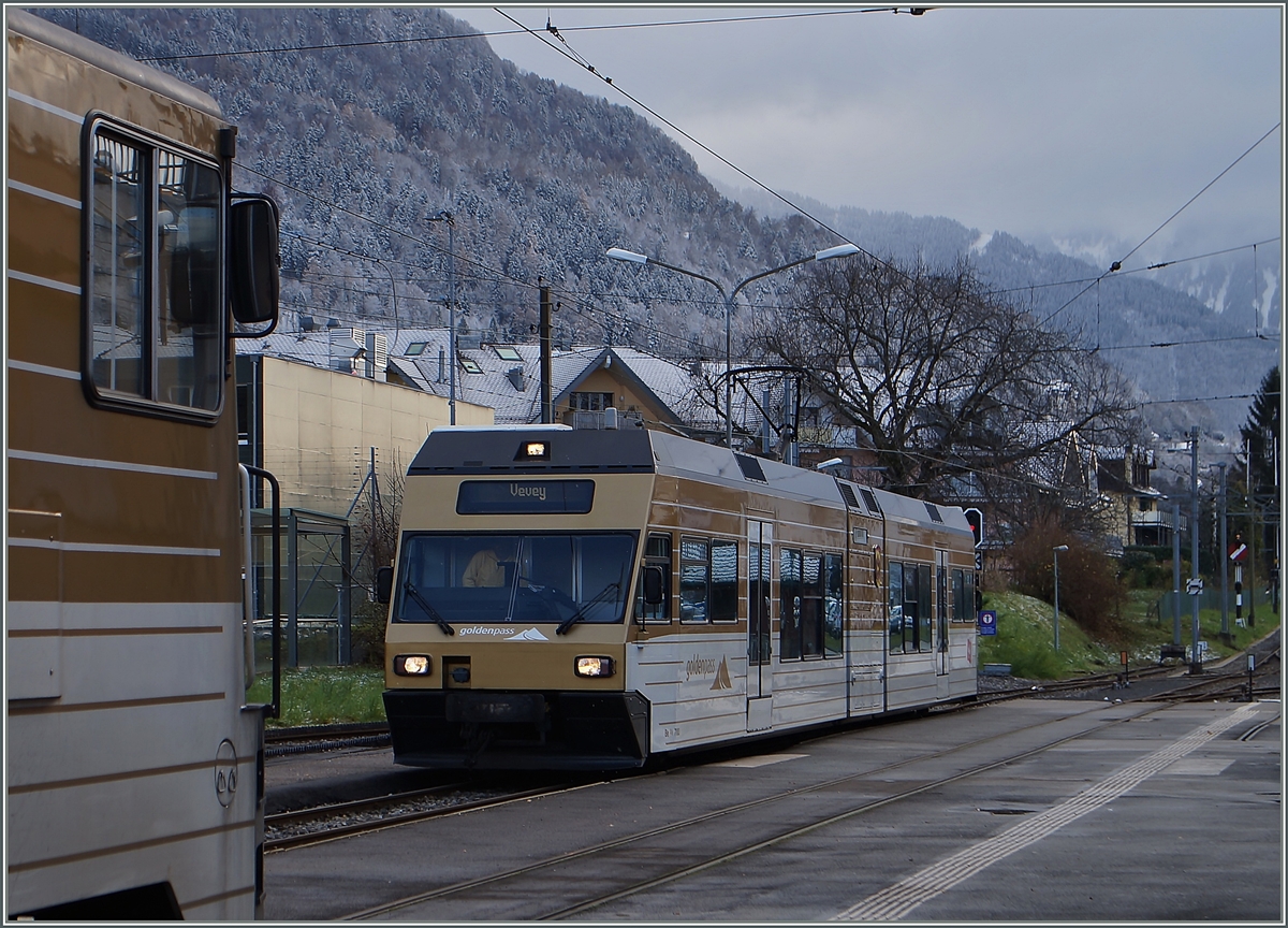 In der H�he lag ein Hauch Schnee, als der Be 2/6  Blonay  im gleichnamigen Bahnhof auf die Abfahrt nach Vevey wartete.
9. Dez. 2014