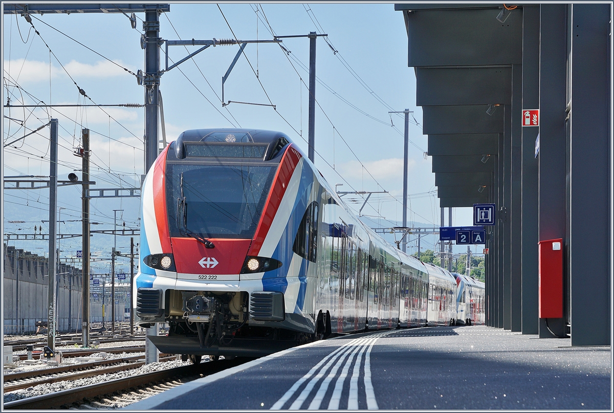 In Lancy Pont Ruge wartet der Léman Express 522 222 und eine geschlossene Komposition auf die Abfahrt nach Coppet. Links im Bild ist die Einfahrt in den Rangierbahnhof Genève la Praille zu erkennen.
19. Juni 2018