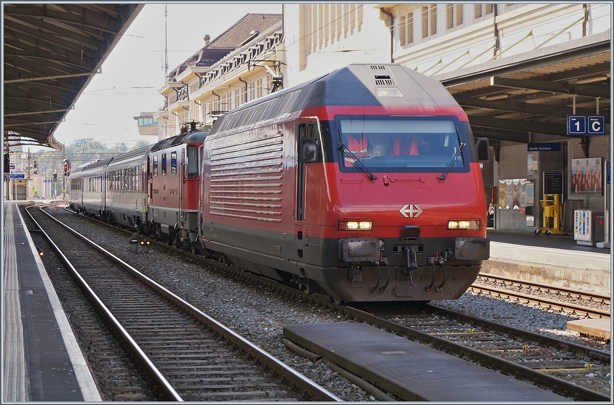 In Lausanne rangiert die SBB Re 460 114-2  Circus Knie  auf Gleis 2 ihren (Dienst)-Zug zusammen. 

1. Juni 2020