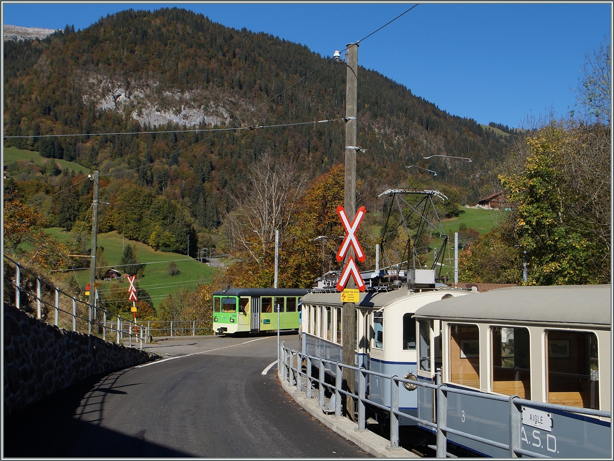 In Les Planches wird der auf Distanz gefolgte Zug plötzlich zum Gegenzug: Während der ASD BCFe 4/4 N°1 von Dialerets kommend in Les Planches auf die frei Fahrt nach Le Sépey wartet, ist der vorausgefahren Regionalzug nach dem Richtungswechsel in Le Sépey bereits schon in Richtung Aigle unterwegs.
18. Okt. 2014