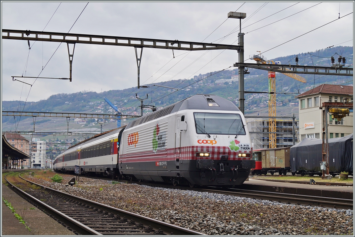 In Montreux vergeblich gewartet, bekam ich das Tischtuch in Vevey nochmals zu sehen.
Re 460 083-9 mit dem IR 1721 nach Brig.
18. April 2014