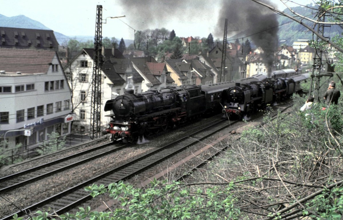 In einer Parallelfahrt fahren drei 01-Dampfloks aus Geislingen an der Steige aus, am 30.04.1994. Es sind 01 1066 (links), 01 118 und 01 1100 in Doppeltraktion. Eigentlich wollte ich eine andere Stellen aufsuchen - die waren jedoch schon voll besetzt, daich zu spät war - im Nachhinein zum Glück: an dieser Stelle waren noch die drei 01 in Parallelfahrt zu sehen. Die 01 1066 hat vom ersten Moment an Tempo gemacht, sodaß sehr schnell der Zug mit der Doppeltraktion hinterher fuhr, zum Leidwesen der Fotografen, die irgendwo in der Steige waren.(Diascan)