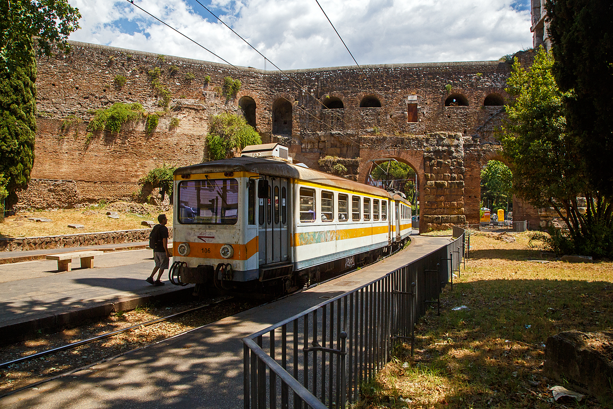 In Rom gibt es auch die schmalspurige Bahnstrecke Roma Laziali–Giardinetti (Nuova ATAC, Betriebsteil Ferrovie Lazali) in der Spurweite 950 mm. Die Schmalspurbahn ist heute ins Nahverkehrsnetz (Tramnetz) der italienischen Hauptstadt eingegliedert.

Hier ein Triebzug (Steuerwagen/ Triebwagen/Steuerwagen) der elektrischen Schmalspurbahn steht am 13.07.2022 an der Station Porta Maggiore zur Abfahrt nach Centocelle bereit.

Die Triebwagen der Baureihe EM 100 mit einem Führerstand werden zwischen zwei Steuerwagen der Baureihen RP 100 und RP 80 eingesetzt. Sie wurden zwischen 1958 und 1962 von den Hersteller ACOTRAL, MATER und Ranieri hergestellt. Die Triebwagen haben die Achsfolge Bo' Bo' und 4 Motoren mit 125 kW Leistung, der Elektrische Betrieb erfolgt unter 1.500 V-Gleichstrom. Nach Umbauten sind heute immer ein Triebwagen EM 100 und einer Steuerwagen RP 100 zu einer festen Einheit (Triebwagen) umgebaut und die elektrische Ausrüstung auf beide Wagenteile verteilt. So entstand ein Triebwagen der Achsfolge Bo' Bo' + 2' 2' (Be 4/8), wie hier der EM 106. Die Triebwagen/ -züge sind nicht klimatisiert, aber die Fenster lassen sich öffnen, aber bei über 35° bringt es wenig Abkühlung.

Die Bahn verkehrt vom Bahnhof Roma Laziali, am Ende des südlichen Flügels des Bahnhofs Termini, bis ins 6 km entfernte Centocelle. Früher bis ins 112 km entfernte Frosinone.

Die Bahn wurde von der Società Ferrovie Vicinali (SFV) in Spurweite 950 mm errichtet und von Anfang an elektrisch betrieben. Zunächst fuhr sie mit 1.650 Volt Gleichspannung, heute mit 1.500 Volt. Sie weist, außer dem Abschnitt im historischen Zentrum von Roms, ein vom Straßenraum getrenntes Gleisbett auf. Der Betrieb ähnelt allerdings dem einer Straßenbahn. Die niveaugleichen Bahnübergänge sind zahlreich. Der heute noch befahrene Teil der Strecke (6 km) wird von der ATAC betrieben, die am 1. Januar 2010 die frühere Betreibergesellschaft Metropolitana di Roma S.p.A. übernommen hatte. Die Strecke ist bis auf einen kurzen eingleisigen Abschnitt zwischen der Porta Maggiore und dem Haltepunkt Ponte Casilino, bei dem es sich um eine Gleisverschlingung handelte, zweigleisig ausgebaut. Das Betriebswerk und Depot befindet sich in Centocelle.

Mit Eröffnung der Linie C der römischen U-Bahn wurde die parallel verlaufende Bahnstrecke Roma Laziali–Giardinetti auf ihrer Rom zugewandten Seite bis zum Bahnhof Centocelle eingekürzt. Die Linie C der römischen U-Bahn verkehrt nun als Inselbetrieb zwischen Parco di Centocelle und Lodi. Der Bahnhof Parco di Centocelle der U-Bahn ist vom Bahnhof Centocelle der Schmalspurbahn etwa 500 m entfernt. Sobald die Linie C der U-Bahn bis ins Stadtzentrum geführt ist, ist leider mit der Betriebseinstellung der Schmalspurbahn zu rechnen.
