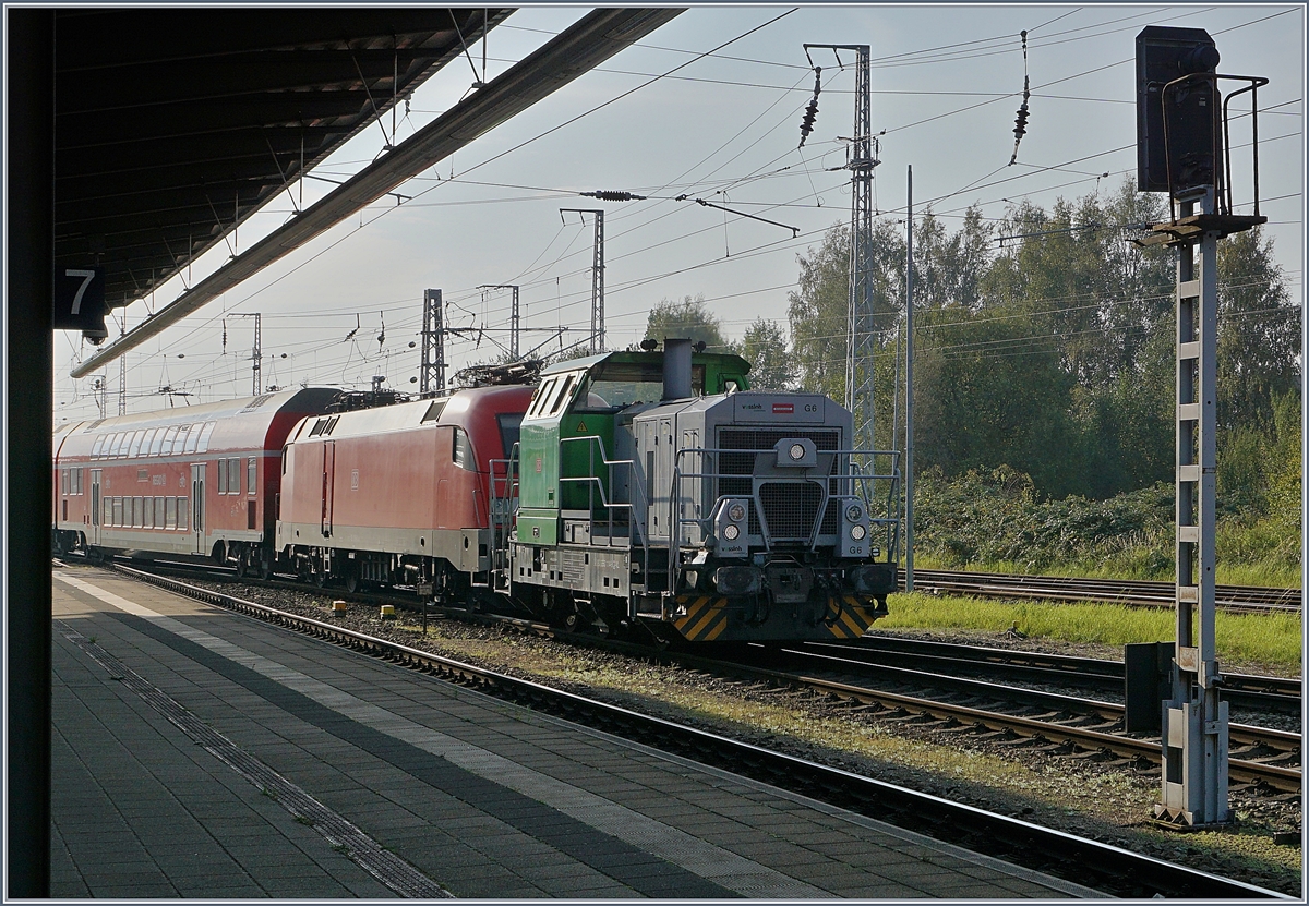 In Rostock rangiert eine dreiachsige Diesellok einen Doppelstockwagenzug. Soweit ich das mitbekommen habe, weilt die G 6 weilt hier zu Testfahrten bei der DB. 

30. Sept. 2017