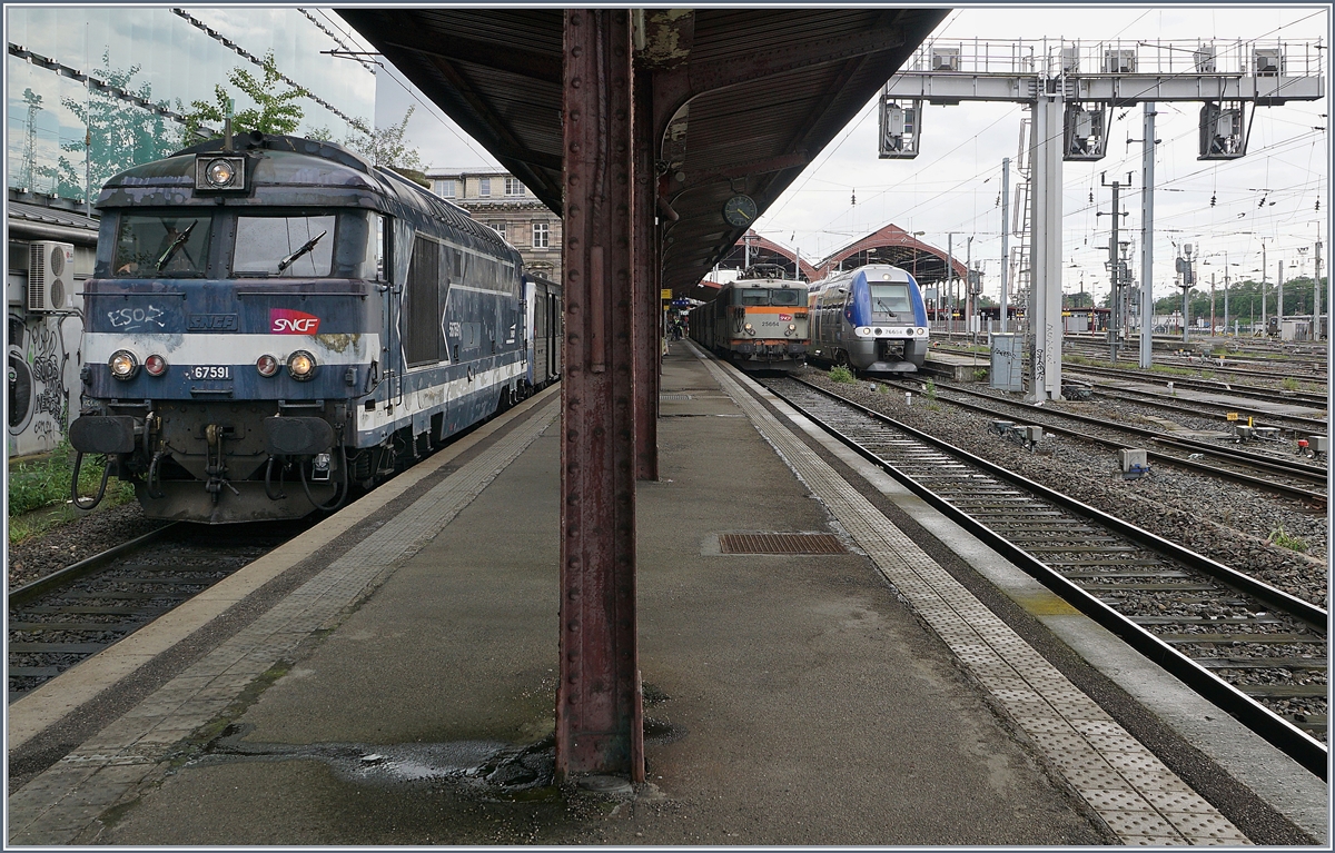 In Strasbourg warten altgediente und von der Ausmusterung bedrohte Loks mit ihren TER auf die Abfahrt: Im Vordergrund die SNCF BB 67591 mit ihrem TER 8301716 nach Lauterbourg und im Hintergrund die SNCF BB 25664.

28. Mai 2019