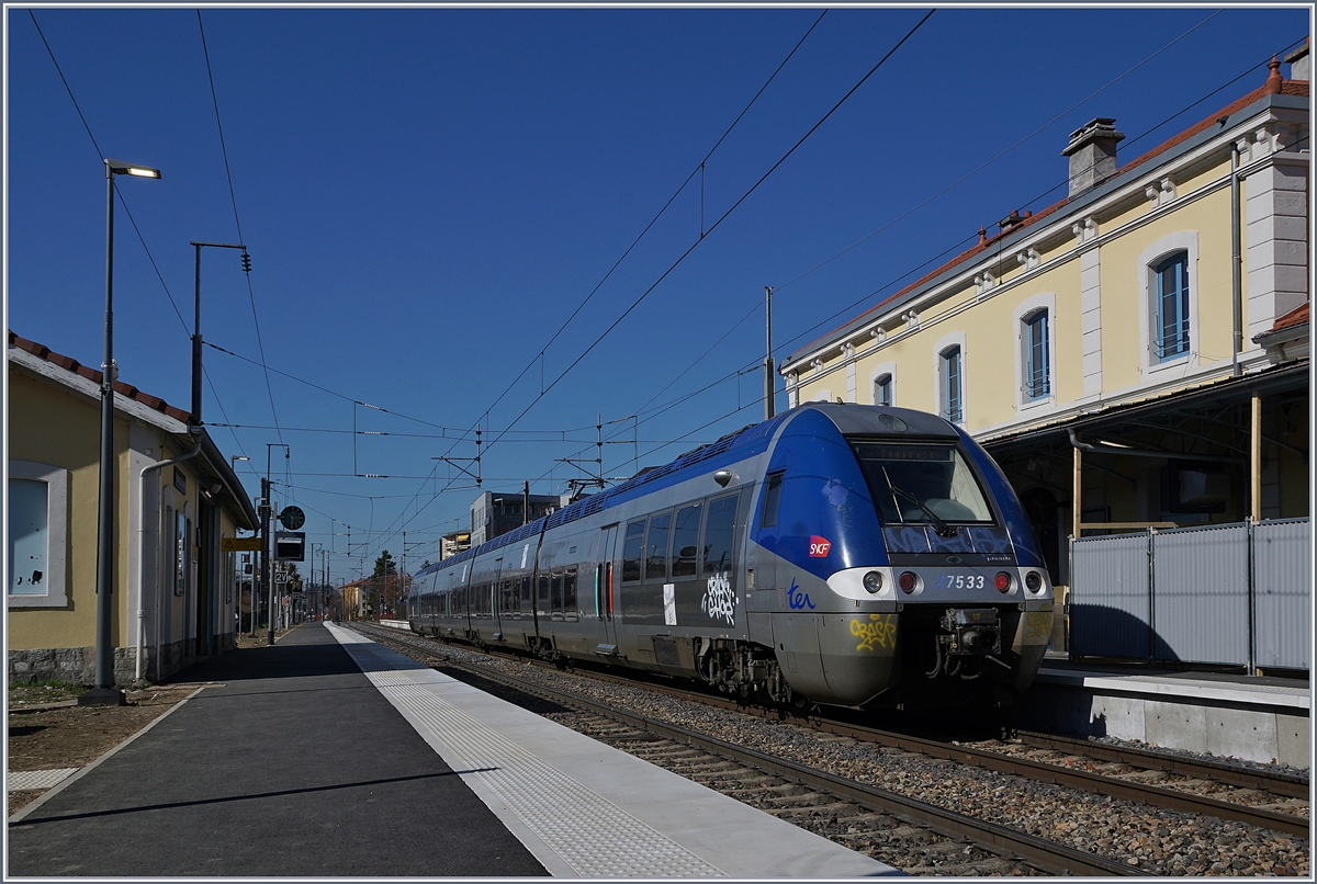 In Thonon-les-Bains wartet der Z 27533/534 als TER 84770 auf die Abfahrt nach Lyon Perrache. Für die baldige Betriebsaufnahme des LÉMAN EXPRESS wurden bzw. werden etliche Station etwas aufgehübscht, wie dies Bild des schön hergerichteten Bahnhofs von Thonon les Bains zeigt.

23 März 2019 