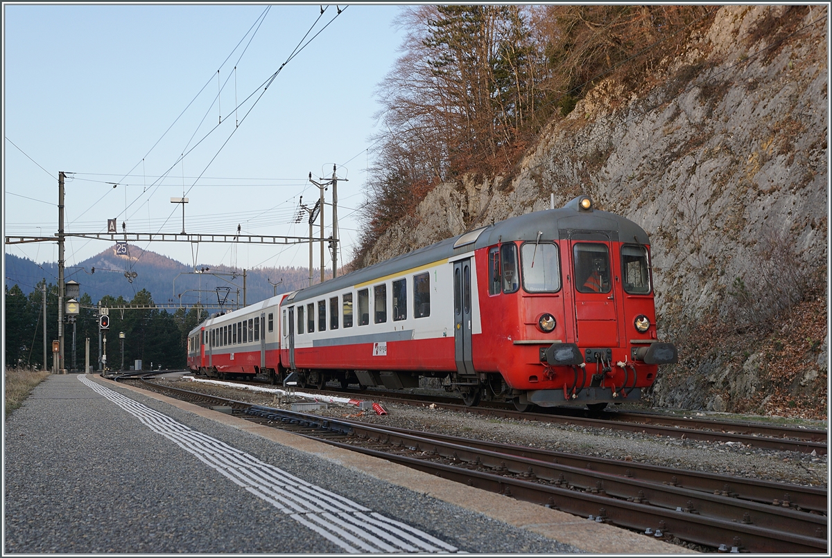 In Vallorbe wird der sogenannte  Schülerzug  bestehend aus ABt 375 (ABt 50 85 80 33 325-7), B 536 (B 50 85 2035 536-5 CH-TVYS) und der TRAVYS RBDe 567 174 (94 85 7567 174-8)  Fleurier  für die Fahrt nach Le Brassus vorbereitet. (die verwendet UIC Bezeichnungen entsprechen mit den Abständen und den (Un)-Vollständigkeiten den Anschriften an den Fahrzeugen. 

24. März 2022 