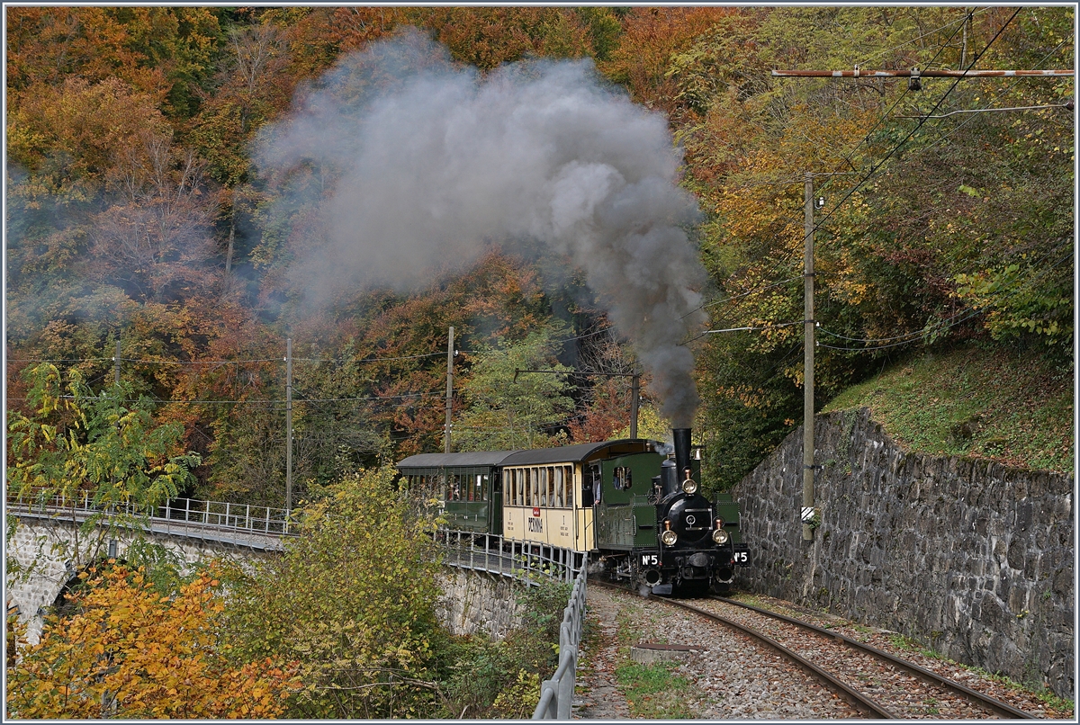 In  Vers-chez-Robert  angekommen, macht die G 3/3 N° 5 richtig Dampf um die Steigung nach Chamby in Angriff zu nehmen. 

27. Okt. 2019