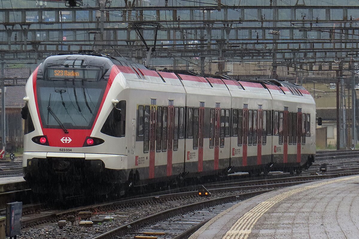 In voller Regen verlasst am 22 Juni 2024 SBB 523 034 Olten mit ein S-Bahn nach Baden (CH). 
