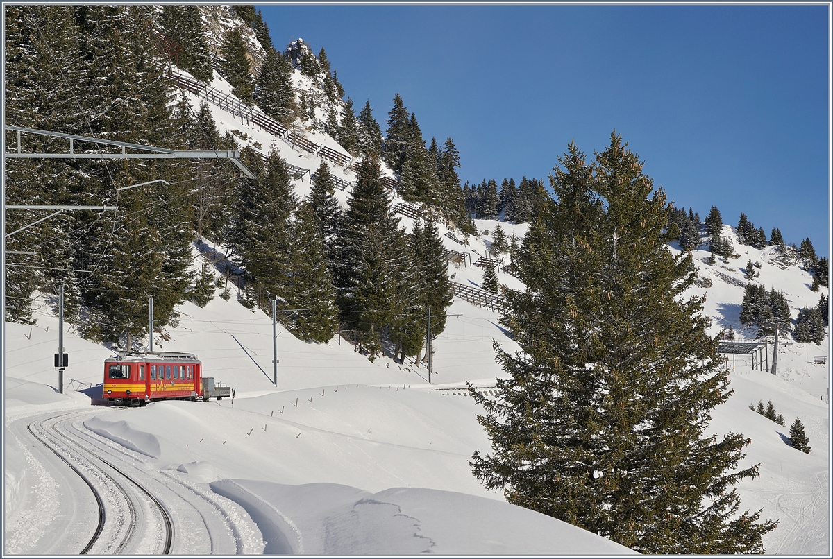 In der weiten Winterberglandschaft beim Col-de-Bretaye erreicht der BDeh 2/4 24 die Station Les Bouquetin. Das gr�ne Licht unten beim Dreispitzen Signal signalisiert, dass ein weiter Zug auf au dieser Strecke in dieser Richtung unterwegs ist.

12. M�rz 2019