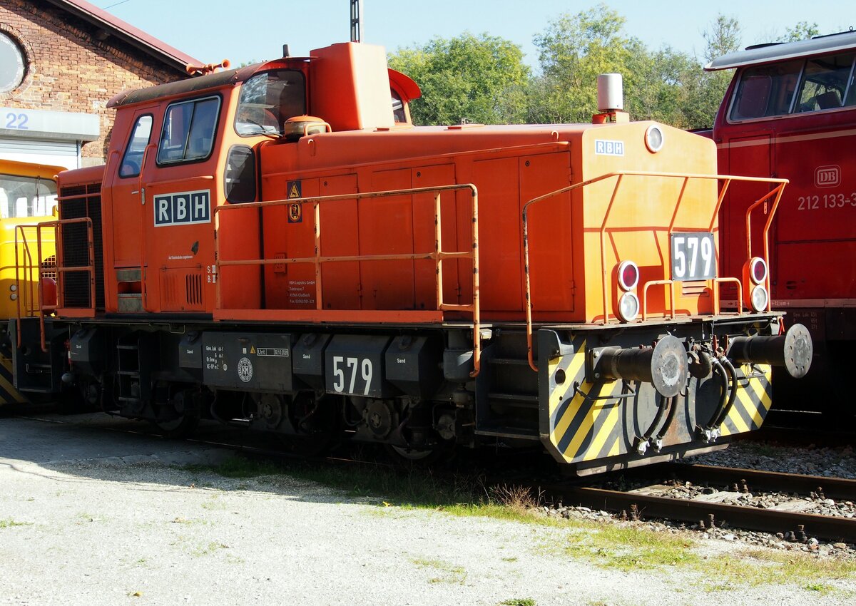 Industrielok der RBH Nr.579 von Krauss Maffei M�nchen in Neu-Offingen am 09.10.2021. Loktype M 700 C  C-dh Fabrik-Nummer 19 683 Baujahr 1973. Die Aufnahme wurde von der Strasse aus gemacht.