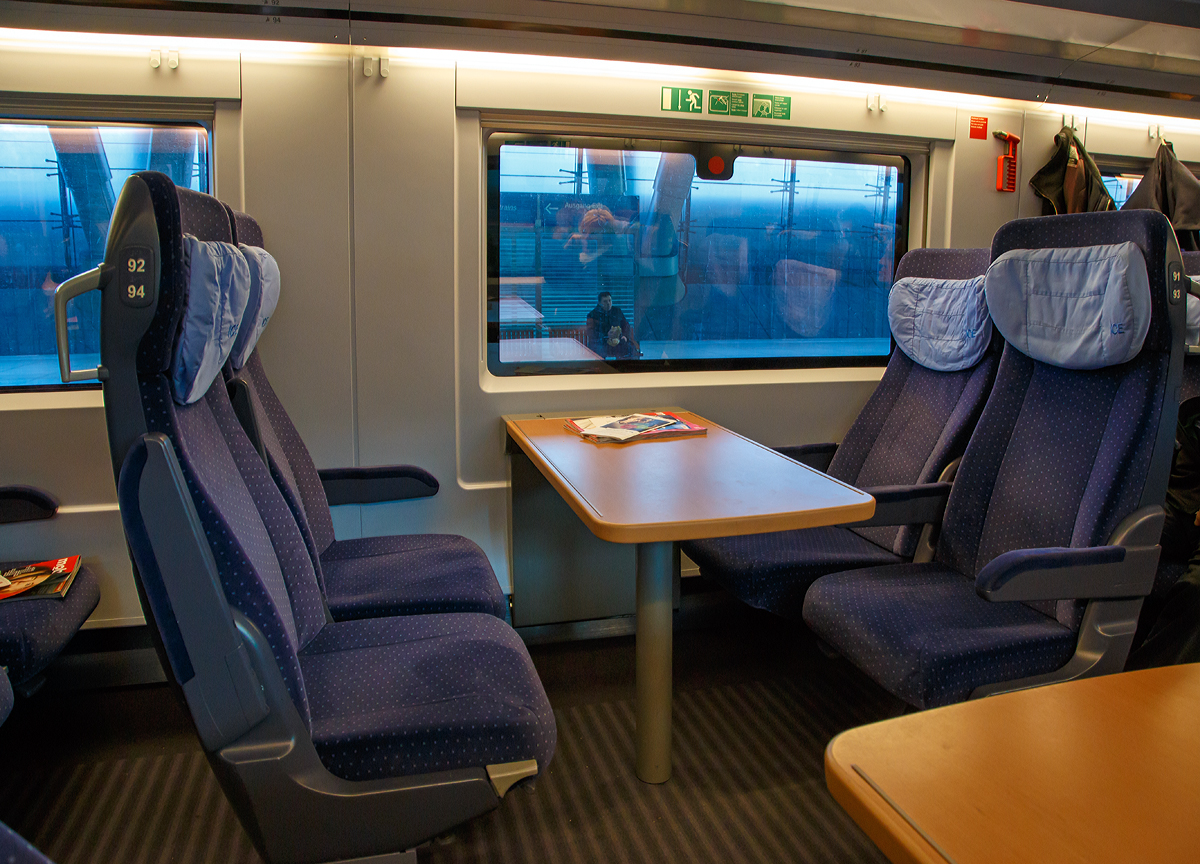 
Inneneirichtung (vierer Tisch) im Siemens Velaro D ein ICE3 der BR 407, hier im 2. Klasse-Wagen Bpmz 407.8 am 17.02.2017.
