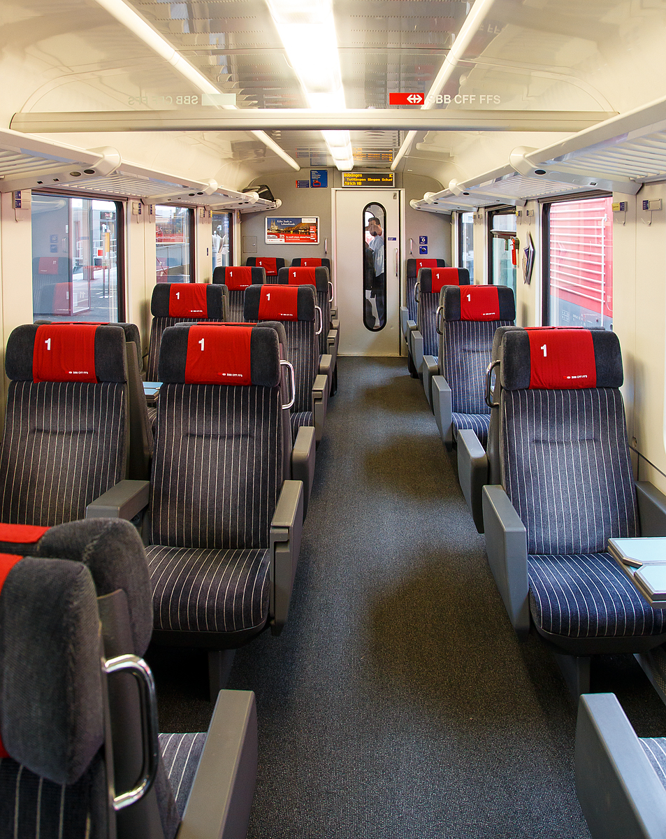 
Innenraum des SBB 1.Klasse Reisezugwagen (EC-Wagen) Apm 61 85 10-90 251-2 CH-SBB am 17.06.2016 im Hauptbahnhof Stuttgart, am Zugschluss des IC 185 nach Zürich HB.