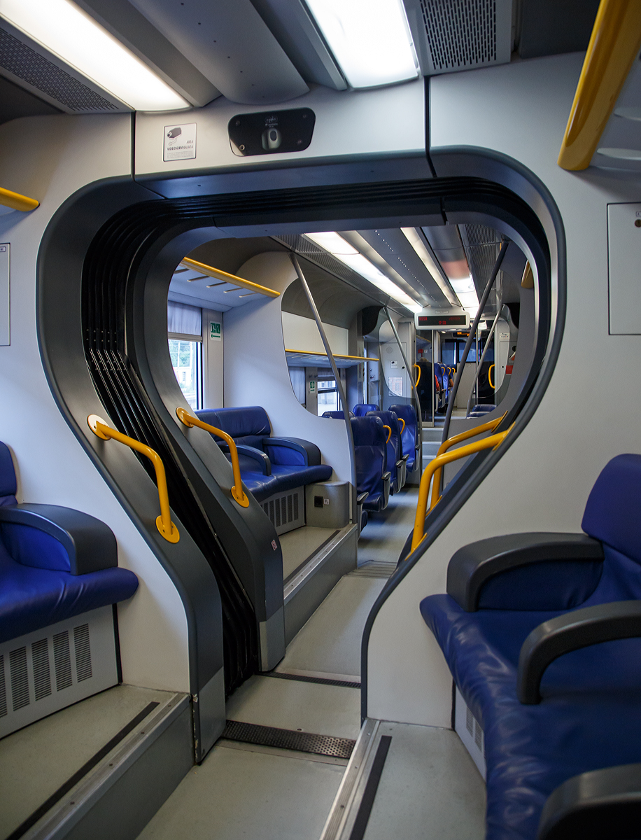 
Innenraum eines dreiteilige Minuetto Elettrico ME 009 (ALe 501 / Le 220 / ALe 502) der Trenitalia hier am 05.08.2019 auf der Fahrt von Domodossola nach Villadossola.
Der Minuetto ist komfortabler klimatisierter Elektrotriebwagenzug der auf dem Alstom Coradia Meridian basiert. Diese Nahverkehrstriebzüge wurden speziell für den italienischen Markt entwickelt wurden. Sie wurden Produktionsstandorten in Italien gebaut. 