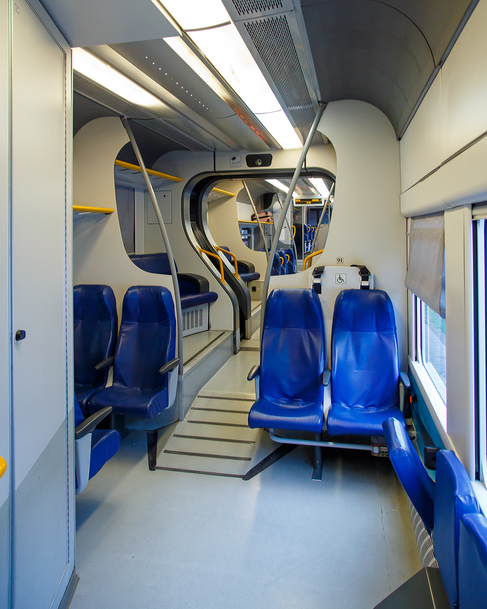 
Innenraum eines dreiteilige Minuetto Elettrico ME 009 (ALe 501 / Le 220 / ALe 502) der Trenitalia hier am 05.08.2019 auf der Fahrt von Domodossola nach Villadossola.
Der Minuetto ist komfortabler klimatisierter Elektrotriebwagenzug der auf dem Alstom Coradia Meridian basiert. Diese Nahverkehrstriebzüge wurden speziell für den italienischen Markt entwickelt wurden. Sie wurden Produktionsstandorten in Italien gebaut. 