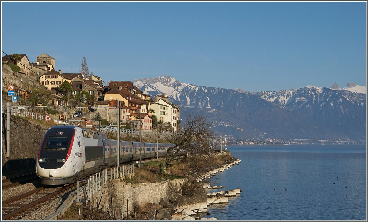 Internationaler Verkehr am Genfersee bei St-Saphorin: Ein TGV Lyria ist als TGV de Neige von Brig nach Paris unterwegs.
26. März 2016