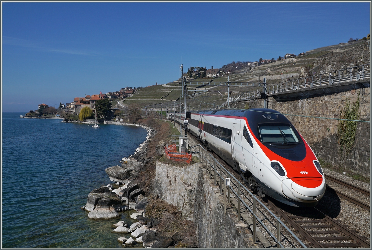 Internationaler Verkehr am Genfersee bei St-Saphorin: Ein SBB RABe 503 ist als EC 32 von Milano nach Geneve unterwegs.
26. März 2016