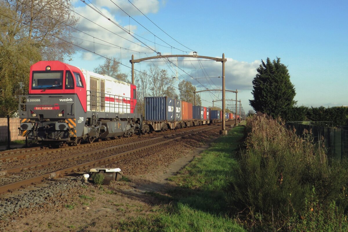 IRP 2102 schleppt ein Containerzug durch Hulten am 4 November 2020.