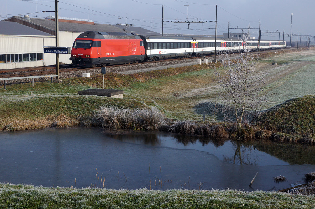 Jahresrückblick 2016
von Walter Ruetsch, Riedholz
MEIN  BESONDERES  BILD
Für das frühe Aufstehen am 9. Dezember 2016 wurde ich in Felben-Wellhausen nach langem Warten bei dichtem Nebel und grosser Kälte belohnt.  Ich konnte den Zuckerrübenzug  von St. Margrethen mit der blauen Lok fotografieren. Beim Rückmarsch zum Bahnhof wurde ich von einem freundlichen Ehepaar, zwecks Aufwärmung, in ihre warme Stube zu Kaffee und Kuchen eingeladen.  Während dem gemütlichen Zusammensein ist dann sogar noch die schöne Aufnahme eines IR Weinfelden-Zürich mit der Re 460 074-8 samt dem kleinen Weiher  von ihrem Balkon aus entstanden. Bei dieser Gelegenheit möchte ich dem gastfreundlichen Ehepaar aus Felben-Wellhausen für die freundliche Einladung noch einmal recht herzlich danken.  Für das  neue Jahr  wünsche ich ihnen alles Gute.  Diese Aufnahme wird mich stets  an diesen gemütlichen Morgen 