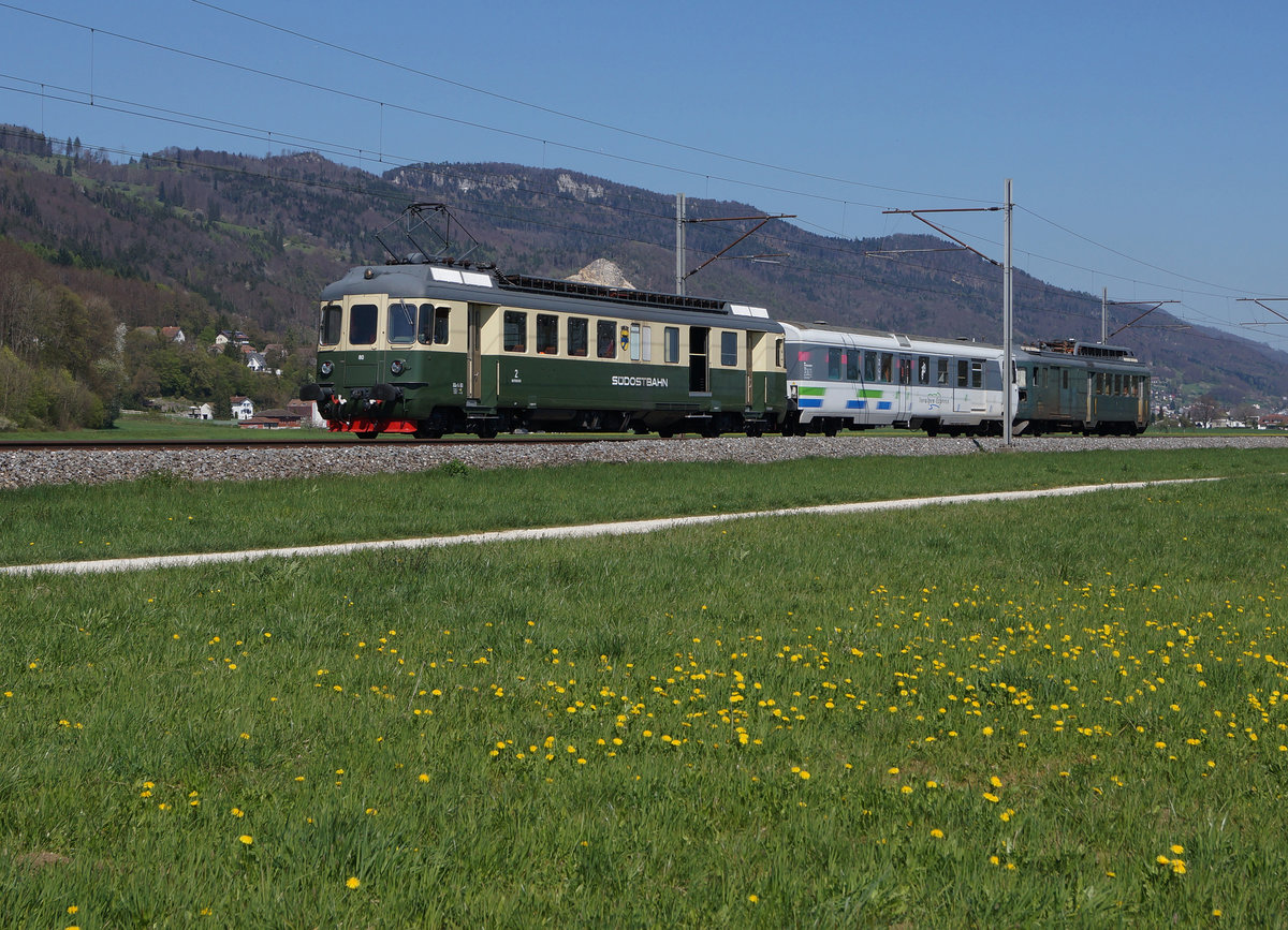 Jahresrückblick 2017
von Walter Ruetsch, Riedholz
APRIL
Verein Depot und Schienenfahrzeuge Koblenz.
Am 9. April 2017 brachte der BDe 4/4 80, ehemals SOB, den BDe 4/4 641, ehemals SBB/OeBB sowie den SOB Steuerwagen 191 zur OeBB. Die Aufnahme entstand zwischen Oberbuchsiten und Oensingen.