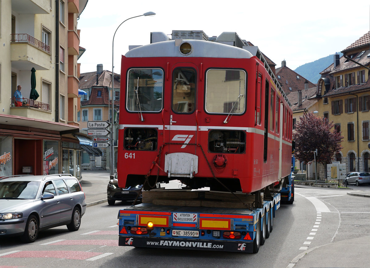 Jahresrückblick 2017
von Walter Ruetsch, Riedholz
JULI
CJ: Chemin de fer du Jura.
Auf der Strasse hat der Bef 4/4 641, ehemals RhB ABe 4/4 487, am 12. Juni 2017 die Werkstätte Tramelan für immer verlassen. Die Aufnahme des letzten ehemaligen Gleichstromtriebwagens der Chur Arosa Bahn entstand bei der Ortsdurchfahrt Tavannes. 
