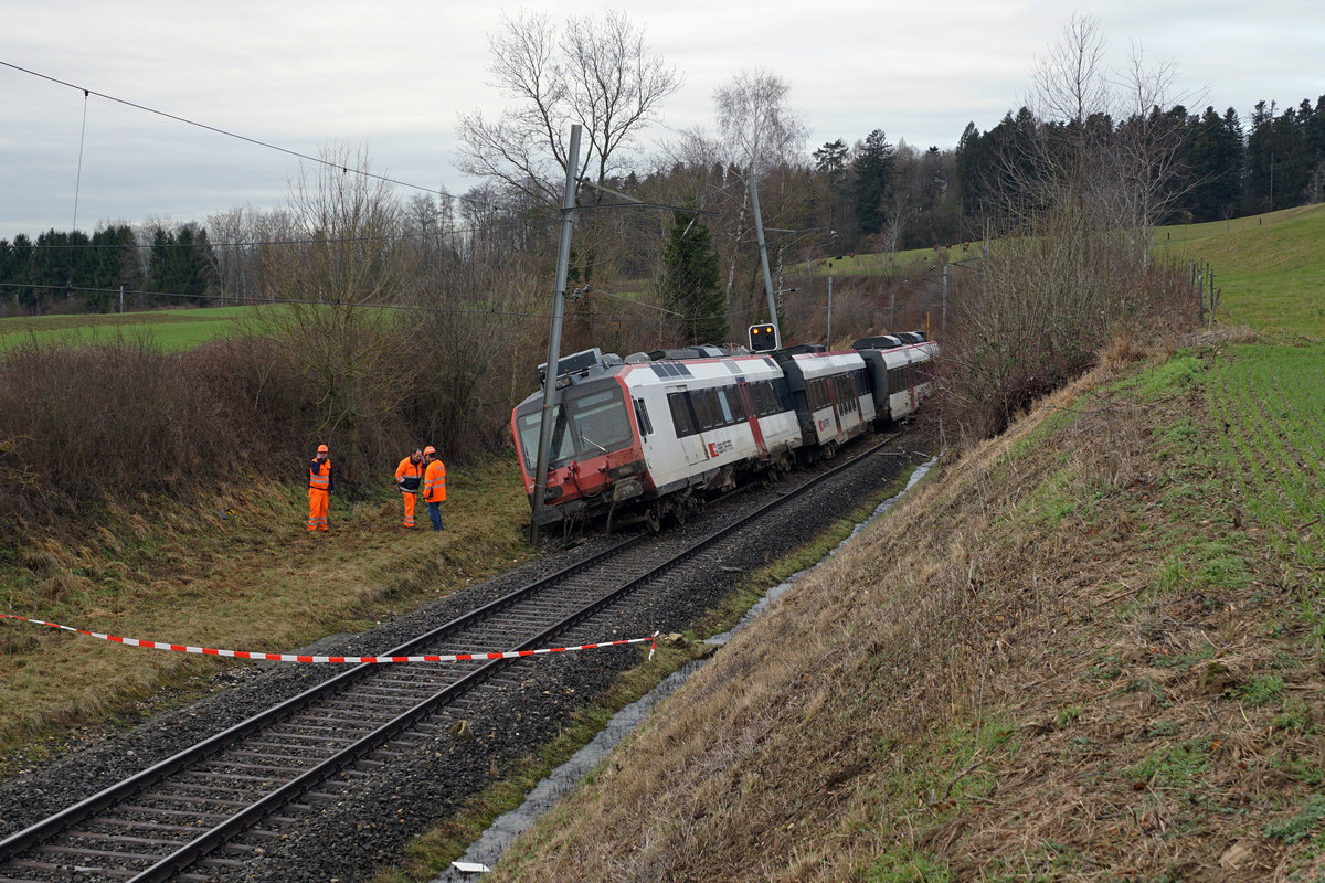JAHRESRÜCKBLICK 2018
von Walter Ruetsch
Serie Nr. 1
Bei Lommiswil entgleiste am 22. Januar 2018 nach einem Erdrutsch ein Zug. Der dreiteilige Domino mit dem Triebwagen RBDe 560 253 musste während der Nacht geborgen werden, da der Kran ab Basel, Delémont, Moutier erst am späten Nachmittag in Oberdorf eintraf. Die Strecke blieb mehrere Tage unterbrochen, es verkehrten Ersatzbusse.
Fotostandort vor Abschrankung auf dem freien Feld erlaubt.
