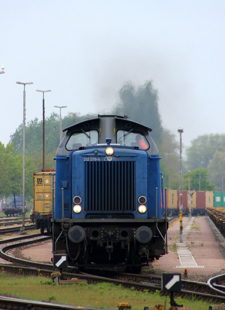 Jedesmal ein Besuch wert...am Eurogate Terminal in HH-Waltershof(von der A7 keine 10min entfernt)wird gedieselt was das Zeug hält...EGP 212 279-4 holt hier mit dem bekannten V 100 Sound einige Wagen ab. HH-Waltershof 09.05.2015