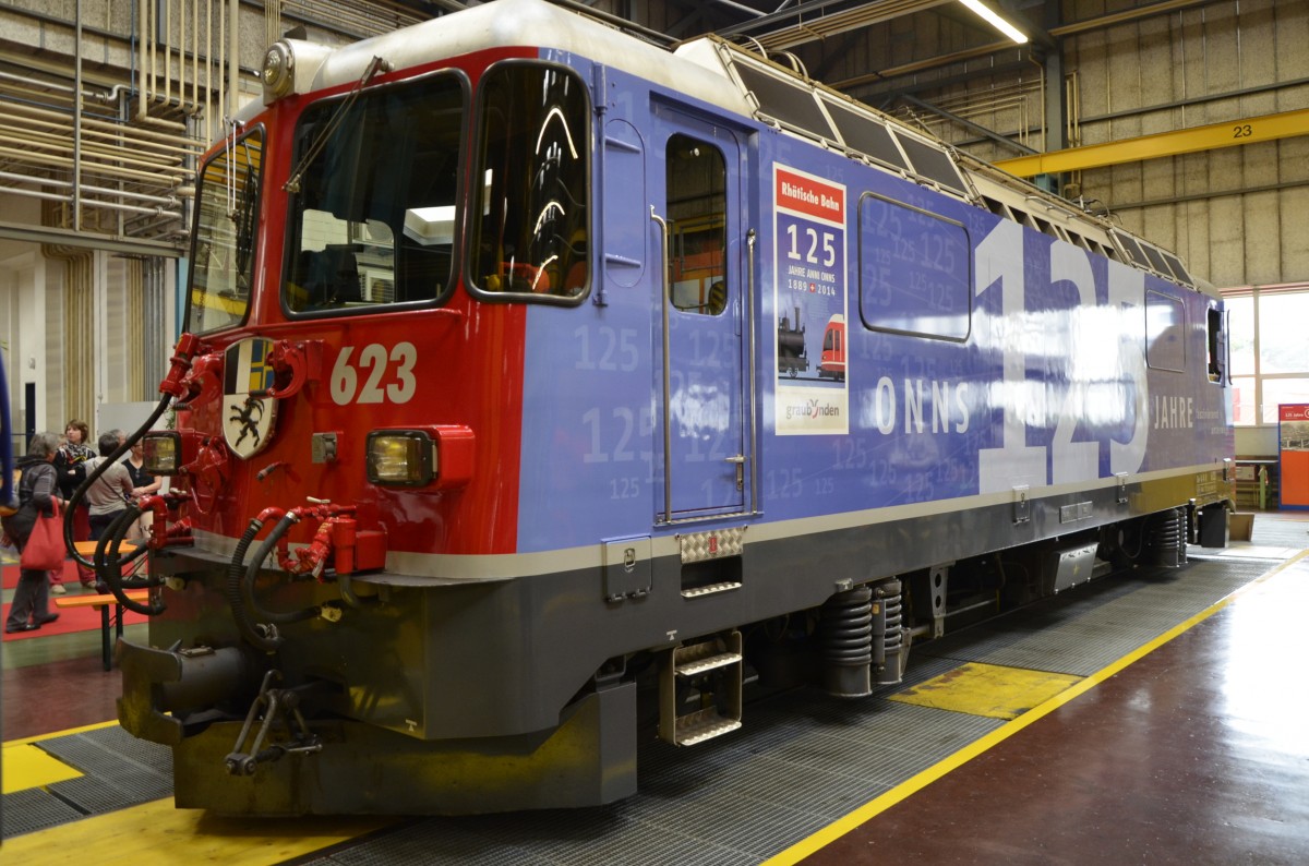 Jubiläum 125 Jahre RhB am 10.05.2014 im Depot Landquart. Hier  Begrüßungslokomotive  Ge 4/4 II 623 mit Jubiläumssignet in der Ausstellungshalle.