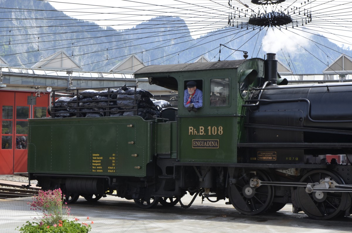 Jubil�um 125 Jahre RhB am 10.05.2014 im Depot Landquart. Die G 4/5 108 Engiadina bei der Lokparade auf der Drehscheibe. Der Lokf�hrer Frech lauscht dem Kommentar des Moderators. (10.05.2014)