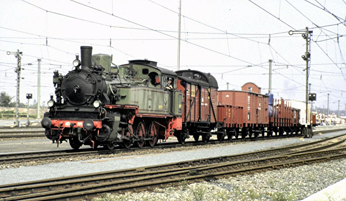 Jubiläumsparade 150Jahre Eisenbahn in Deutschland Programm Nummer 3.2 Preußischer Güterzug mit 92 638 (als T 13 Nr.7906 Stettin) mit 7 Güterwagen: Güterzuggepäckwagen, offener Wagen (mit Grubenholz), G 10 mit Bremserhaus, Rungenwagen mit Luftkessel, Klappdeckelwagen und Bierwagen in Nürnberg am 14.09.1985.