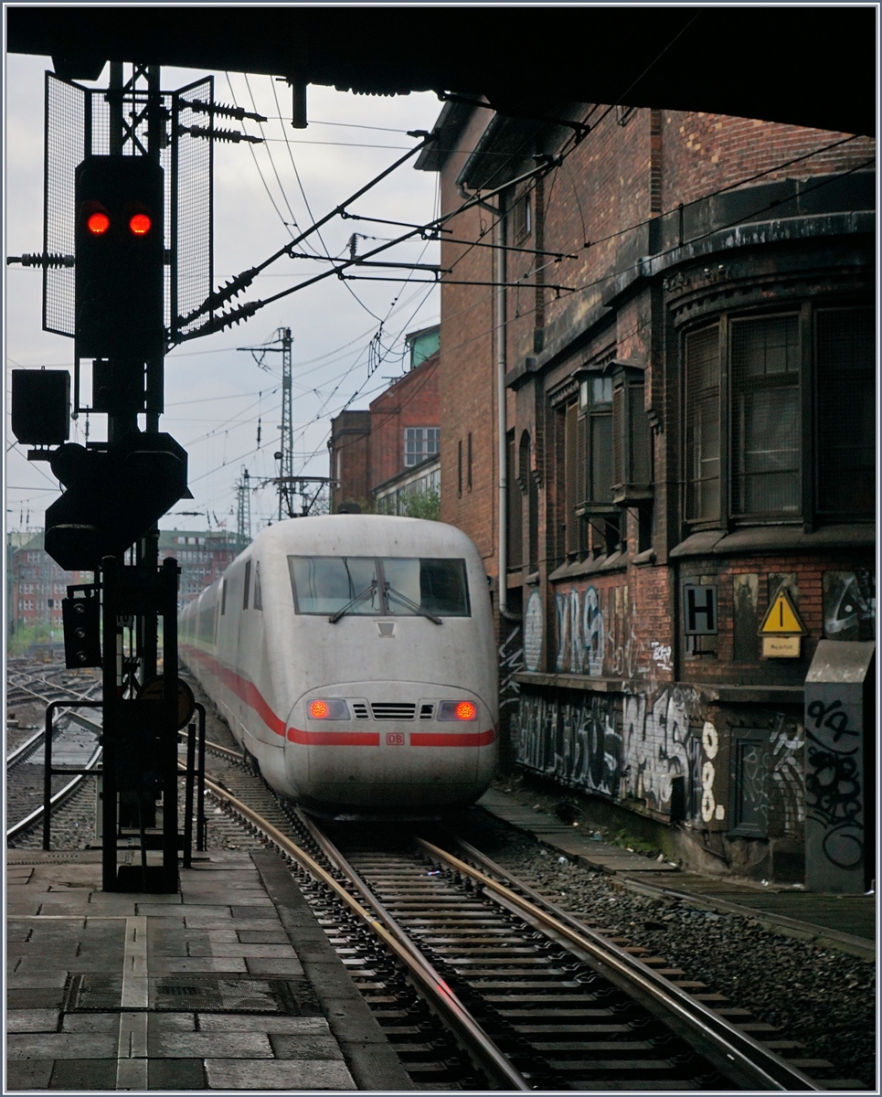 Kein schönes, aber ein stimmungvolles Bild, selbst wenn der ICE schärfer sein sollte: 
Hamburg Hbf am 1. Okt. 2017
