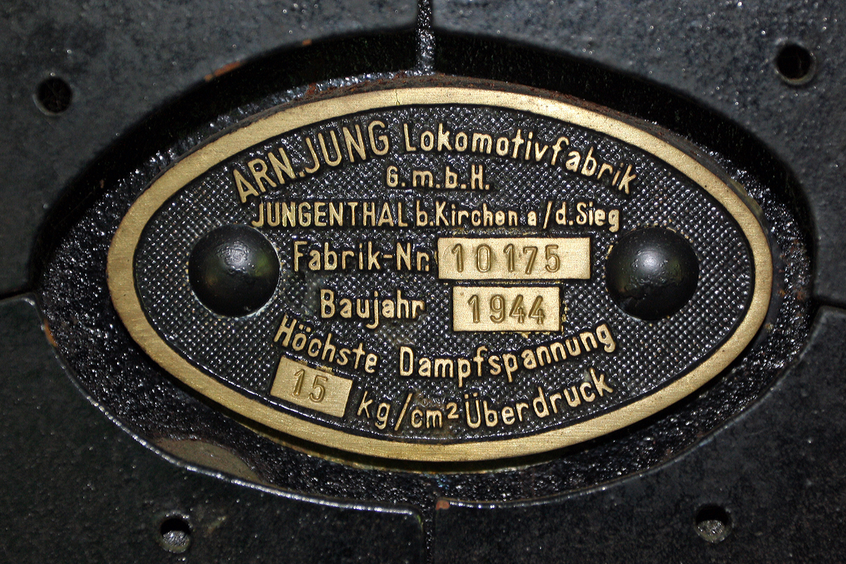 
Kesselschild der 1944 von Jung in Jungenthal bei Kirchen/Sieg unter der Fabriknummer 10175 gebauten 785mm-Schmalspur-Dampflokomotive Nr. 53 der ehemaligen Rhein-Sieg-Eisenbahn-AG  (RSE) / Bröltalbahn am 08.06.2014 im Museum Asbach (Ww).