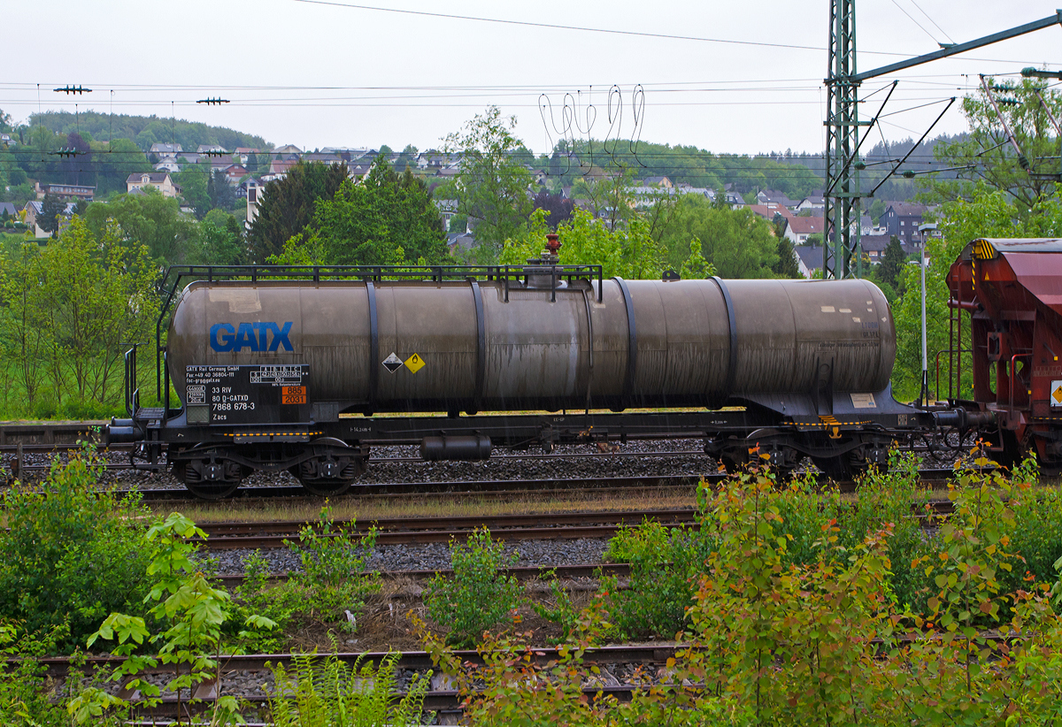 Kesselwagen f�r 98% Salpeters�ure 33 80 D-GATXD 7868 678-3, Gattung Zacs, der GATX Rail Germany GmbH am 08.05.2014 in Scheuerfeld/Sieg. 

Die Gefahrguttafel zeigt es auch noch an: (oben) Gefahrgutnummer 885 = stark �tzender Stoff  / (unten) UN-Nummer 2031 =  Salpeters�ure, andere als rotrauchend, mit mehr als 70 % S�urebrandf�rdernd.
Die reine S�ure ist farblos und hat einen scharf stechenden Geruch. Sie wird unter anderem zur Herstellung von Sprengstoffen verwendet. 

Technische Daten des Wagens: 
Tankvolumen: 44.900 l 
Eigengewicht: 21.650 kg 
Achslast: 20 t 
Achsanzahl: 4 
L�nge �ber Puffer: 14.240 mm 
Drehzapfenabstand: 9.200 mm
 Achsabstand im Drehgestell: 1.880 mm 
H�chstgeschwindigkeit (leer): 120 km/h