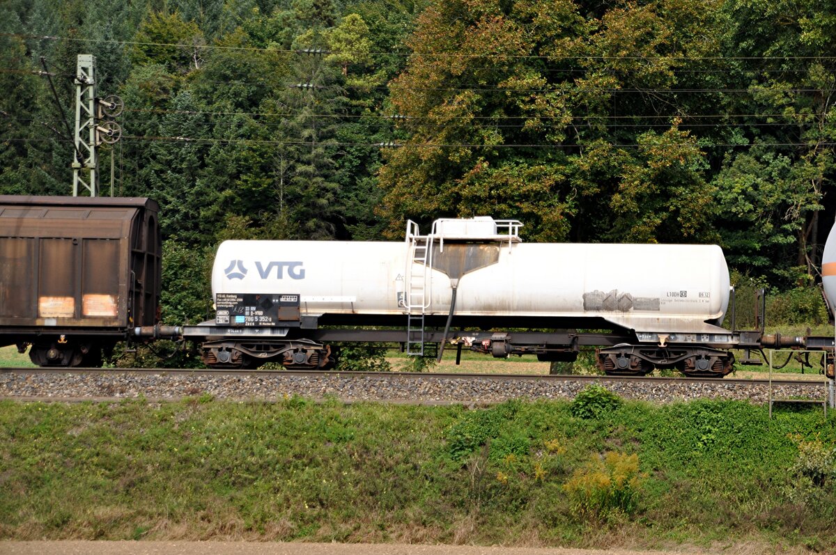 Kesselwagen VTG Zacs 33 RIV 80 D-VTGD 586 5 352-8 bei Amstetten am 20.09.2012.