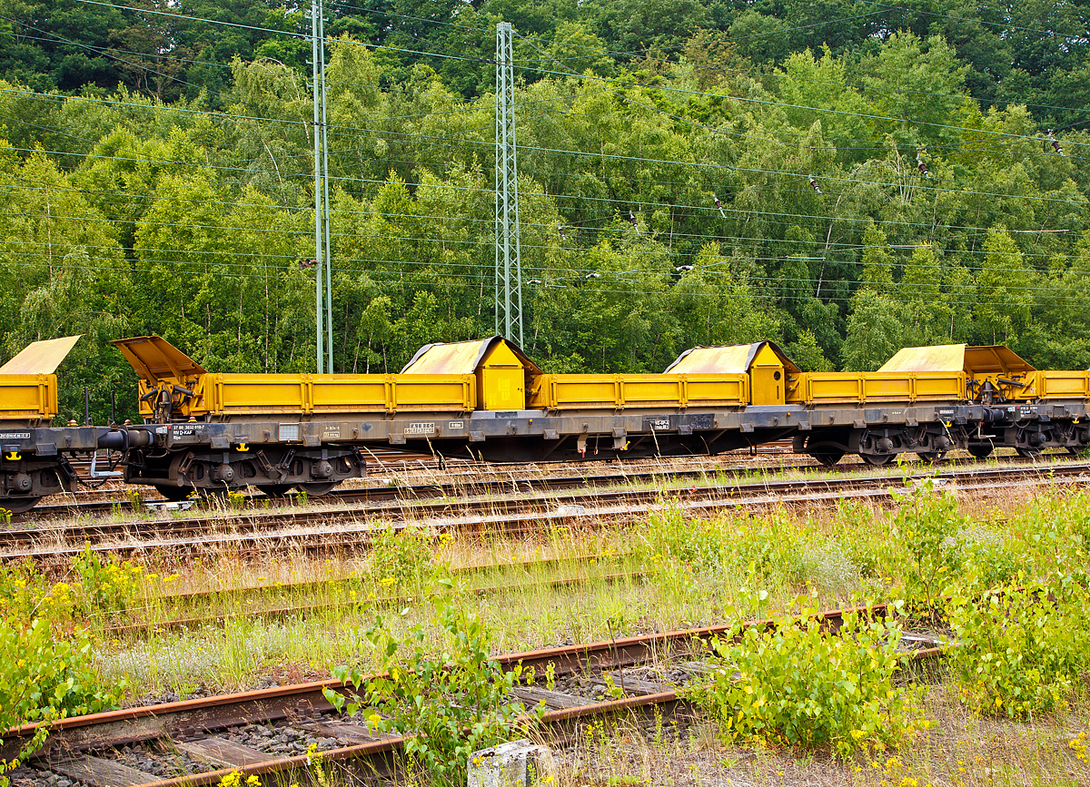 
Kippwagen MK 45 DH „LW-Kipper“, der Gattung Rlps, 37 80 3832 010-7 RIV D-KAF, der KAF Falkenhahn Bau AG, Kreuztal (ehemaliger Wagen der Leonhard Weiss) abgestellt am 24.06.2018 in Betzdorf/Sieg.

Der von LEONHARD WEISS entwickelte Kippwagen MK 45 DH „LW-Kipper“, ist f�r den offenen Transport von losen, nicht zu verwehenden Sch�ttg�tern vorgesehen. Dank der niedrigen Bauweise ist die Beladung unter abgeschalteten Oberleitungen gefahrlos m�glich.

Die Ladekante ist 2.049 mm �ber Schienenoberkante. Der speziell ausgebildete Bediener ist f�r das Entladen rechts und links vom Gleis verantwortlich. Jeder Wagen ist mit einer eigenst�ndigen Hydraulikanlage ausgestattet, welche von einem Kubota 3-Zyl. Dieselmotor angetrieben wird. So braucht man keine Fremdenergie, wie Strom oder Druckluft von der Lok.

Es wird jeweils eine Mulde pro Wagen gekippt. Es k�nnen bis zu 10 Kippwagen miteinander gekoppelt und �ber ein ansteckbares Bedienpult gemeinsam gesteuert werden. Die Standsicherheit ist in �blichen �berh�hungen und Radien durch eine intelligente Steuerung jederzeit gew�hrleistet. Die Entladezeit betr�gt ca. 10 Minuten f�r alle 3 Mulden.

TECHNISCHE DATEN:
Gattung: Rlps
Spurweite: 1.435 mm
Achszahl: 4 (in zwei Drehgestellen)
L�nge �ber Puffer: 20.740 mm
Drehzapfenabstand: 15.700 mm
Achsabstand im Drehgestell: 1.800 mm
Eigengewicht: durchschnittlich 35 t  (dieser 33.910 kg)
Max Zuladung: 45 t ab Streckenklasse C (dieser 46 t), somit 15 t pro Mulde (8,5 m�)
Muldenma� (L x B x H): 5.000 x 2.480 x 520 mm
H�chstgeschwindigkeit: 100 km/h (leer und beladen)
Bremse: KE-GP-A (max. 68 t)

Tankkapazit�t: 120 l Diesel
Hydr. Tankkapazit�t: 140 l Panolin HLP 46
Kippaggregat: Wassergek�hlter 3-Zyl. Dieselmotor Kubota D 1105 mit zwei Hydraulikpumpen und �berdruckventil
H�he �ber Schienenoberkante in Transportstellung: 2.690 mm
H�he �ber Schienenoberkante in Kippstellung: 4.009 m
H�he �ber Schienenoberkante in Bordwandh�he: 2.049 mm
Max. Kippwinkel der Mulden: 55�
Kleister befahrbarer Gleisbogen: R = 60 m, (Arbeit R =150 m)
Internationales Profil: G1
RIV Zulassung: Ja

