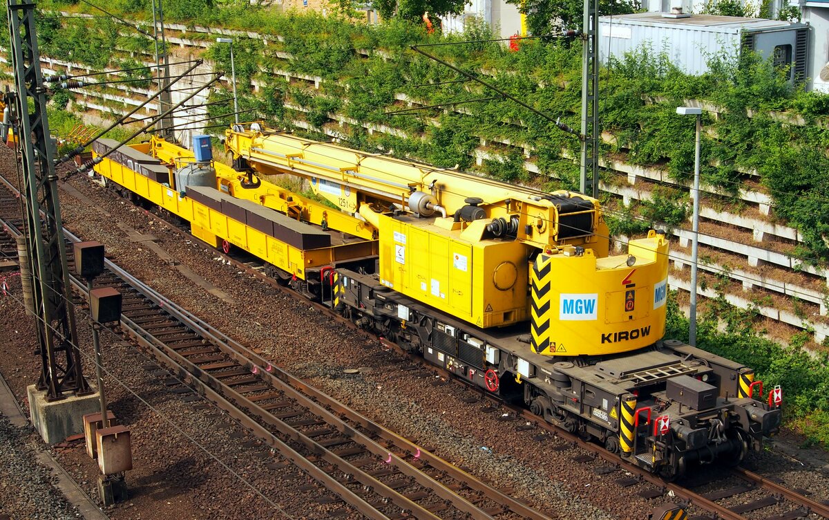 Kirow Kranwagen KRC 810 T 125t mit Schutzwagen 3780 3900 199-5 MGWB in Kassel Wilhelmsh�he am 13.06.2014.