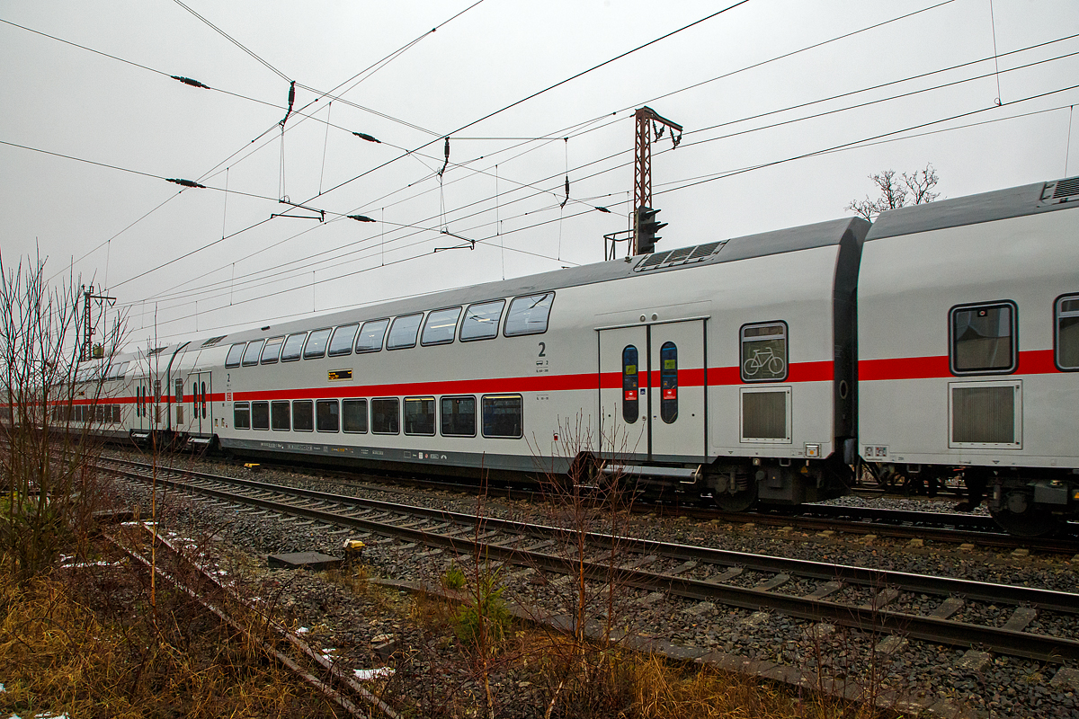 Klimatisierter 2. Klasse IC2-Doppelstock- Reisezugwagen (Twindexx Vario, Mittelwagen), D-DB 50 80 26-81 581-3 DBpza 682.4 der DB Fernverkehr AG, am 12.12.2021 am Zugschluss des IC 2228 (Wagen 2), der IC 2 Zuggarnitur 4890, bei einer Zugdurchfahrt in Ruderdorf (Kr. Siegen). 

Der Wagen wurde 2018 von Bombardier Görlitz gebaut.

TECHNISCHE DATEN: 
Gattung/Bauart: DBpza 682.4
Spurweite: 1.435 mm
Länge über Puffer: 26.800 mm
Wagenkastenlänge: 26 400 mm
Wagenkastenbreite: 2.784 mm
Höhe über Schienenoberkante: 4.632 mm
Drehzapfenabstand: 20.000 mm
Achsstand im Drehgestell: 2 500 mm
Drehgestellbauart:  Görlitz IX
Leergewicht:  54 t
Höchstgeschwindigkeit: 160 km/h (optional 189 km/h)
Sitzplätze: 113 in der 2. Klasse
Toiletten: 2, geschlossenes System
Einstieg: Hoch

DB Fernverkehr setzt seit dem 12. Dezember 2015 aus Doppelstockwagen gebildete Intercity-Züge unter der Bezeichnung Intercity 2 (IC2) ein. Eine Zugeinheit besteht aus je vier Doppelstock-Mittelwagen, einem Doppelstock-Steuerwagen und einer auf 160 km/h ausgelegten Lokomotive Bombardier TRAXX P160 AC2 (DB 146.5) oder TRAXX P160 AC3 (DB 147.5). Die Doppelstock-Wagen sind für eine Höchstgeschwindigkeit von 189 km/h vorgesehen, doch werden die Züge wegen der dazu erforderlichen gesonderten Zulassungsprozedur (mit noch zu bestellenden Lokomotiven der Baureihe Bombardier TRAXX P189 AC) auf längere Sicht nur für eine Geschwindigkeit von 160 km/h zugelassen sein.

Durch die Beschaffung der Doppelstock-Intercitys sollten vordringlich Fahrzeugkapazitäten geschaffen werden, um die Fahrzeugreserve des DB-Fernverkehrs zu vergrößern. 

Die Züge verfügen über 468 Sitzplätze, davon 70 in der ersten Klasse. Ein Bistro oder Restaurant ist nicht vorhanden, stattdessen erfolgt auf einzelnen Streckenabschnitten eine Bewirtung am Platz. Unter dem Namen IC Café-Team bieten Mitarbeiter von LSG Sky Chefs den Reisenden Kalt- und Heißgetränke, Snacks sowie Backwaren an. Die Züge verfügen unter anderem über Handyverstärker und eine fahrzeuggebundene Rollstuhlrampe. Eine Intercity-2-Garnitur besteht aus einem Steuerwagen mit Plätzen der zweiten Klasse, drei Wagen zweiter und einem erster Klasse, der mit der Lokomotive gekuppelt wird. Bei den Mittelwagen befinden sich die Türen über den Drehgestellen (sogenannter Hochflureinstieg), sodass sowohl Unter- als auch Oberstock nur durch Treppen erreichbar sind. Der Unterstock der Steuerwagen ist durch Niederflureinstiege zwischen den Drehgestellen barrierefrei erreichbar und mit Rollstuhl- sowie Fahrradstellplätzen und einer barrierefreien Toilette ausgestattet. Der Oberstock ist nicht barrierefrei und wird im Steuerwagen über zwei Treppen erreicht.