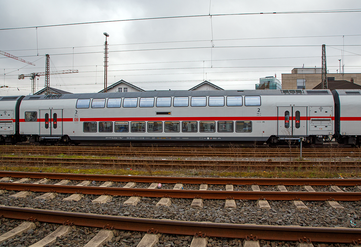Klimatisierter 2. Klasse IC2-Doppelstock- Reisezugwagen (Twindexx Vario, Mittelwagen), D-DB 50 80 26-81 642-3, der Gattung DBpza 682.4, der DB Fernverkehr AG, am 19.12.2021 im Zugverband abgestellt im Hauptbahnhof Siegen, als Wagen 4 der IC 2 Zuggarnitur 4903.

Der Wagen wurde 2020 von Bombardier Görlitz gebaut.

TECHNISCHE DATEN: 
Gattung/Bauart: DApza 682.4
Spurweite: 1.435 mm
Anzahl der Achsen: 4
Länge über Puffer: 26.800 mm
Wagenkastenlänge: 26 400 mm
Wagenkastenbreite: 2.784 mm
Höhe über Schienenoberkante: 4.632 mm
Drehzapfenabstand: 20.000 mm
Achsstand im Drehgestell: 2 500 mm
Drehgestellbauart:  Görlitz IX
Leergewicht:  54 t
Höchstgeschwindigkeit: 160 km/h (optional 189 km/h)
Sitzplätze: 113 in der 2. Klasse
Toiletten: 2, geschlossenes System
Einstieg: Hoch
Kleister befahrbarer Gleisbogen: R 90 m
Bremse: KE-R-A-Mg (D)
