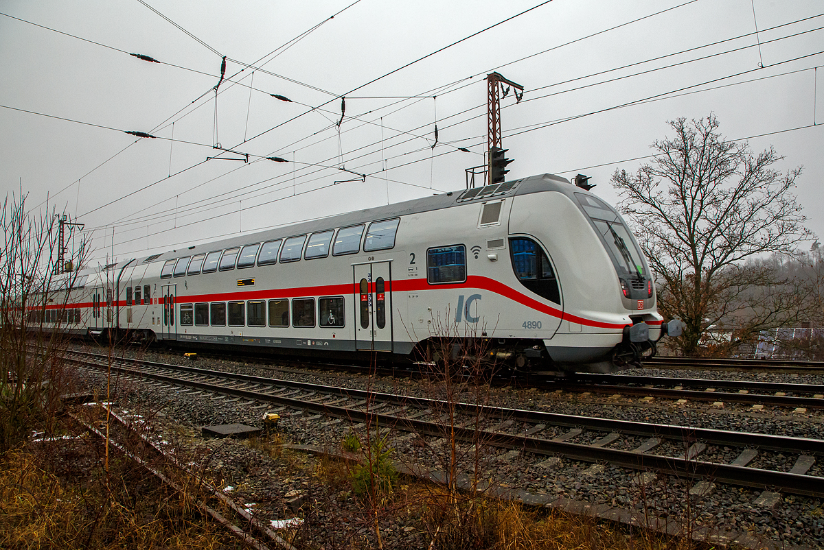 Klimatisierter 2. Klasse IC2-Doppelstock-Steuerwagen mit Mehrzweckabteil (Twindexx Vario, Steuerwagen), D-DB 50 80 86-81 890-5 DBpbzfa 668.4 der DB Fernverkehr AG, am 12.12.2021 am Zugschluss des IC 2228 (Wagen 1), der IC 2 Zuggarnitur 4890, bei einer Zugdurchfahrt in Ruderdorf (Kr. Siegen). 

Der Wagen wurde 2018 von Bombardier Görlitz gebaut.

TECHNISCHE DATEN: 
Gattung/Bauart: DBpbzfa 668.4
Spurweite: 1.435 mm
Länge über Puffer:  27.270 mm
Wagenkastenbreite:  2.784 mm
Höhe über Schienenoberkante: 4.632 mm
Drehgestellbauart:  Görlitz IX
Leergewicht:  58 t
Höchstgeschwindigkeit:  160 km/h (optional 189 km/h)
Einstieg: Tief

DB Fernverkehr setzt seit dem 12. Dezember 2015 aus Doppelstockwagen gebildete Intercity-Züge unter der Bezeichnung Intercity 2 (IC2) ein. Hierfür wurden zunächst 27 Zugeinheiten beschafft, die aus je vier Doppelstock-Mittelwagen, einem Doppelstock-Steuerwagen und einer auf 160 km/h ausgelegten Lokomotive der Bombardier-Traxx-Baureihe P160 AC2 (DB 146.5) bestehen. Die Doppelstock-Wagen sind für eine Höchstgeschwindigkeit von 189 km/h vorgesehen, doch werden die Züge wegen der dazu erforderlichen gesonderten Zulassungsprozedur (mit noch zu bestellenden Lokomotiven der Baureihe Bombardier TRAXX P189 AC) auf längere Sicht nur für eine Geschwindigkeit von 160 km/h zugelassen sein.

Durch die Beschaffung der Doppelstock-Intercitys sollten vordringlich Fahrzeugkapazitäten geschaffen werden, um die Fahrzeugreserve des DB-Fernverkehrs zu vergrößern. 

Die Züge verfügen über 468 Sitzplätze, davon 70 in der ersten Klasse. Ein Bistro oder Restaurant ist nicht vorhanden, stattdessen erfolgt auf einzelnen Streckenabschnitten eine Bewirtung am Platz. Unter dem Namen IC Café-Team bieten Mitarbeiter von LSG Sky Chefs den Reisenden Kalt- und Heißgetränke, Snacks sowie Backwaren an. Die Züge verfügen unter anderem über Handyverstärker und eine fahrzeuggebundene Rollstuhlrampe. Eine Intercity-2-Garnitur besteht aus einem Steuerwagen mit Plätzen der zweiten Klasse, drei Wagen zweiter und einem erster Klasse, der mit der Lokomotive gekuppelt wird. Bei den Mittelwagen befinden sich die Türen über den Drehgestellen (sogenannter Hochflureinstieg), sodass sowohl Unter- als auch Oberstock nur durch Treppen erreichbar sind. Der Unterstock der Steuerwagen ist durch Niederflureinstiege zwischen den Drehgestellen barrierefrei erreichbar und mit Rollstuhl- sowie Fahrradstellplätzen und einer barrierefreien Toilette ausgestattet. Der Oberstock ist nicht barrierefrei und wird im Steuerwagen über zwei Treppen erreicht.