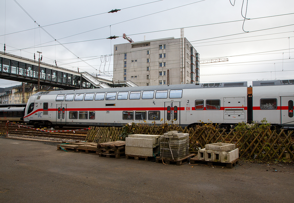 Klimatisierter 2. Klasse IC2-Doppelstock-Steuerwagen mit Mehrzweckabteil (Bombardier TWINDEXX Vario) 50 80 86-81 903-6 D-DB, der Gattung DBpdzfa 668.4 der DB Fernverkehr AG, am 19.12.2021 im Zugverband abgestellt im Hauptbahnhof Siegen, als Wagen 1 der IC 2 Zuggarnitur 4903.

Der Wagen wurde 2020 von Bombardier Görlitz gebaut.

TECHNISCHE DATEN: 
Gattung/Bauart: DBpbzfa 668.4
Spurweite: 1.435 mm
Länge über Puffer:  27.270 mm
Wagenkastenbreite: 2.784 mm
Höhe über Schienenoberkante: 4.632 mm
Drehzapfenabstand: 20.000 mm
Achsstand im Drehgestell: 2 500 mm
Drehgestellbauart:  Görlitz IX
Leergewicht:  57 t
Höchstgeschwindigkeit:  160 km/h (optional 189 km/h)
Einstieg: Tief
Höchstgeschwindigkeit: 160 km/h (optional 189 km/h)
Sitzplätze: 56 in der 2. Klasse
Toiletten: 1, Behinderten gerecht, geschlossenes System 
Kleister befahrbarer Gleisbogen: R 90 m
Bremse: KE-R-A-Mg-mZ (D)
