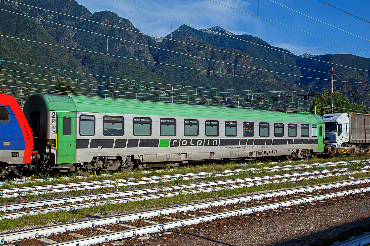 Klimatisierter RAlpin Begleitwagen f�r die Rollende Landstra�e (ROLA) Bcm 61 85 59-40 117-6 CH-RALP, ex Bcm 61 85 50-90 117-x CH-SBB, am 02 August 2019 im Zugverband in Domodossola.

2010 verkaufte die SBB ihre 20 klimatisierten Liegewagen des Typs Bcm61 an RAlpin. Die SBB setzte die Liegewagen des Typs Bcm61 bis Dezember 2009 im Nachtverkehr zwischen Z�rich, Genf und Rom ein. Aufgrund der sinkenden Nachfrage und der immer schnelleren Tagesverbindungen wurden der Nachtverkehr eingestellt und die Liegewagen zum Verkauf ausgeschrieben.

Die RAlpin lie� die Wagen 2011 von der TecSol AG in �sterreich umbauen. Zum Umbau geh�rte der Einbau eines Aufenthaltsraumes f�r die Fahrer mit K�chenblock, die Modernisierung der elektrischen Anlagen, Nachr�stung eines Fahrgastinformationssystems und Videosystems zur Verbindung mit der Leitstelle und die Ausr�stung der Waggons mit einem Hilfsdiesel zur autarken Energieversorgung ohne Zugsammelschiene. Die Begleitwagen des Typs Bcm61 verf�gen �ber geschlossene Toilettensysteme.

TECHNISCHE DATEN:
Fahrzeughersteller: SWS (Baujahr 1979)
Fahrzeugumbau: TecSol AG (Umbau 2011)
Typenbezeichnung: Bcm 61
Einsatzgebiet: Begleitwagen f�r Lastwagentransporte
Spurweite: 1.435 mm
Anzahl der Rads�tze: 4 (in 2 Drehgestellen)
L�nge �ber Puffer: 26.400 mm
Drehzapfenabstand:19.000 mm,
Achsabstand im Drehgestell: 2.560 mm
H�he ab SOK: 4.310 mm
Fahrzeugumgrenzungs-Profil: UIC 505-1
Raddurchmesser: 920 mm (neu) / 860 mm (abgenutzt)
Eigengewicht: 53 t
Dienstgewicht brutto: 58 t
Sitz/Liegepl�tze: 32
H�chstgeschwindigkeit: 120 km/h
Bremsbauart: Frein O-GP NBU ep
