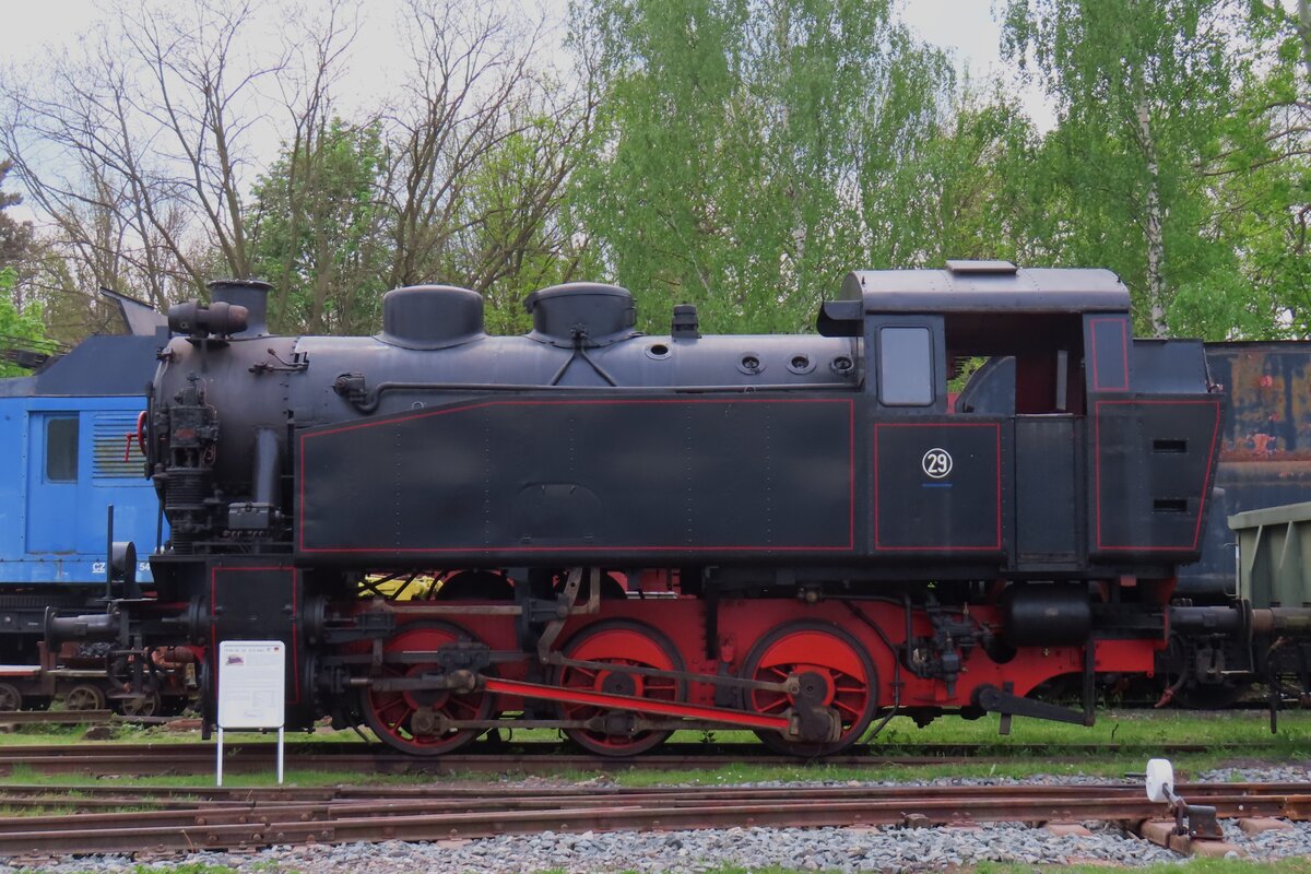 KND 29 steht am 11 Mai 2024 ins Eisenbahnmuseum von Luzna u Rakovnika. Dieser Lok wurde nach ein Entwurf der B�hmiusch-M�hrischen Protektoratsbahn ab 1940 gebaut -w�hrend der 2.Weltkrieg und auch danach, da diverse H�ttenbahnen in Tschecho_Slowakei sich interessierten f�rt dieser Machine. Dieser Exemplar wurde 1950 gebaut und ist der Obhut des Eisenbahnmuseums �bergeben. Diese Info steht auf der Plakat neben der Lok. 