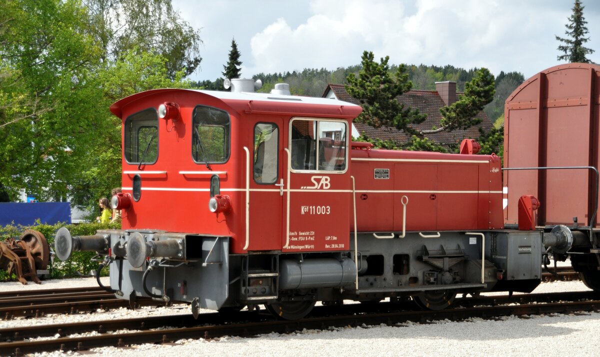 Köf 11 003 der SAB von Gmeinder & Co GmbH mit Namen  Lodde  in Münsingen am 01.05.2014.
Die Lok wurde bei Gmeinder & Co GmbH Mosbach mit Baujahr 1959 und Fabrik Nummer 5124 erbaut. Die Lok trägt die vollständige Nummer: 98 80 3332 801-0 D-SAB.
