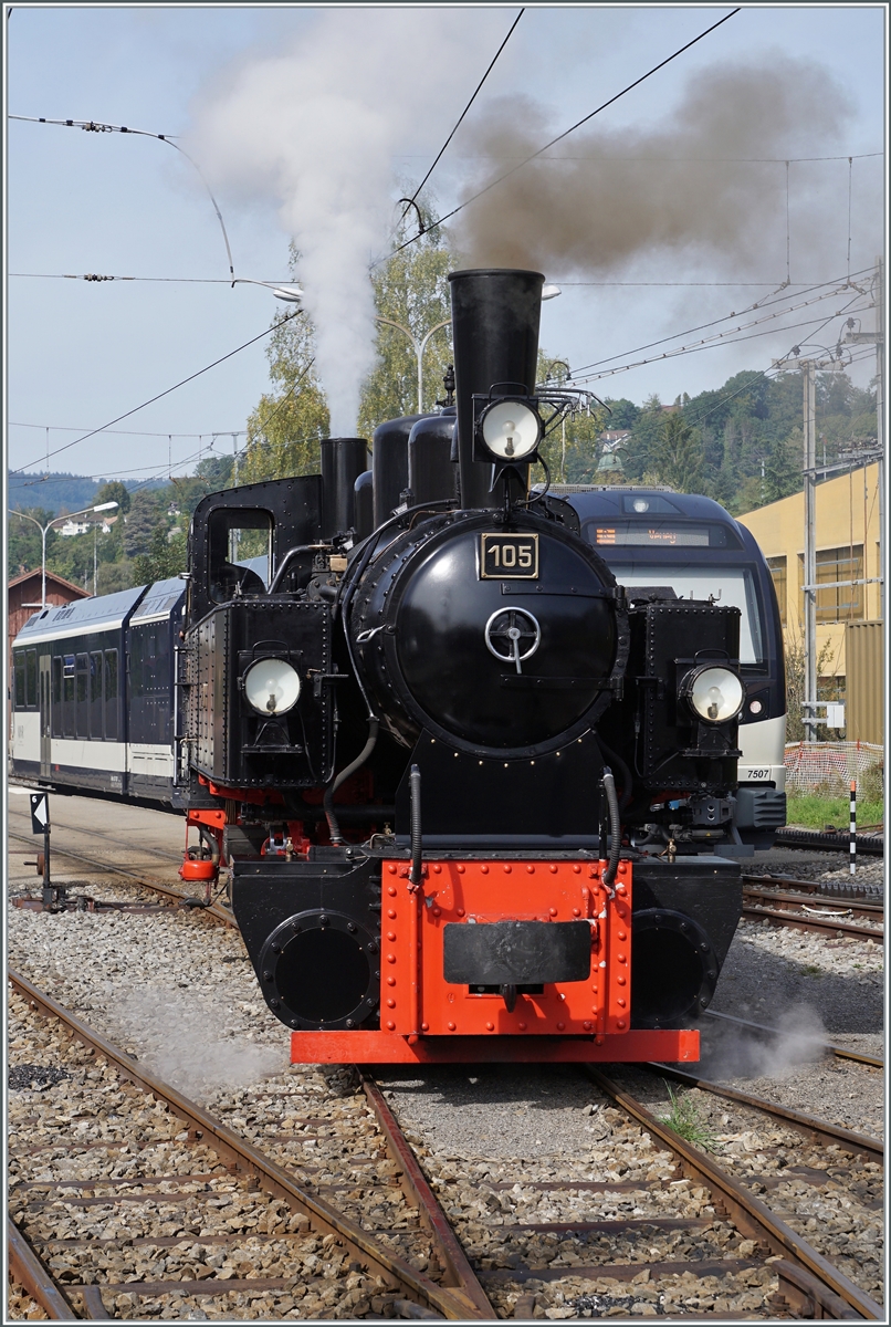 Kommt direkt auf mich zu: die Blonay-Chamby G 2x 2/2 105 in Blonay.
(Das Bild entstand mit etwas Zoom vom Bahnsteig aus). 

2. Oktober 2021